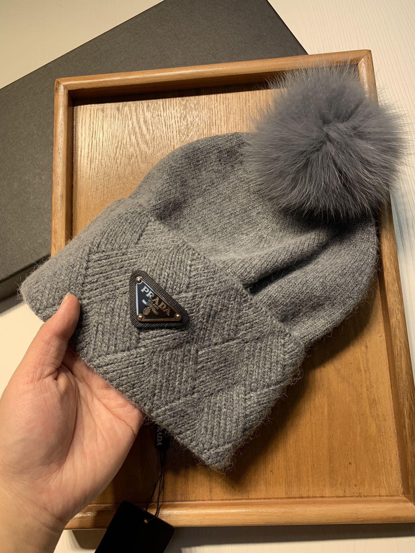 🌹。Prada。【羊毛单帽➕狐狸毛球】客供小羊毛！珍贵典藏的灵魂帽子！客供色纱.每个颜色都非常好看！经典