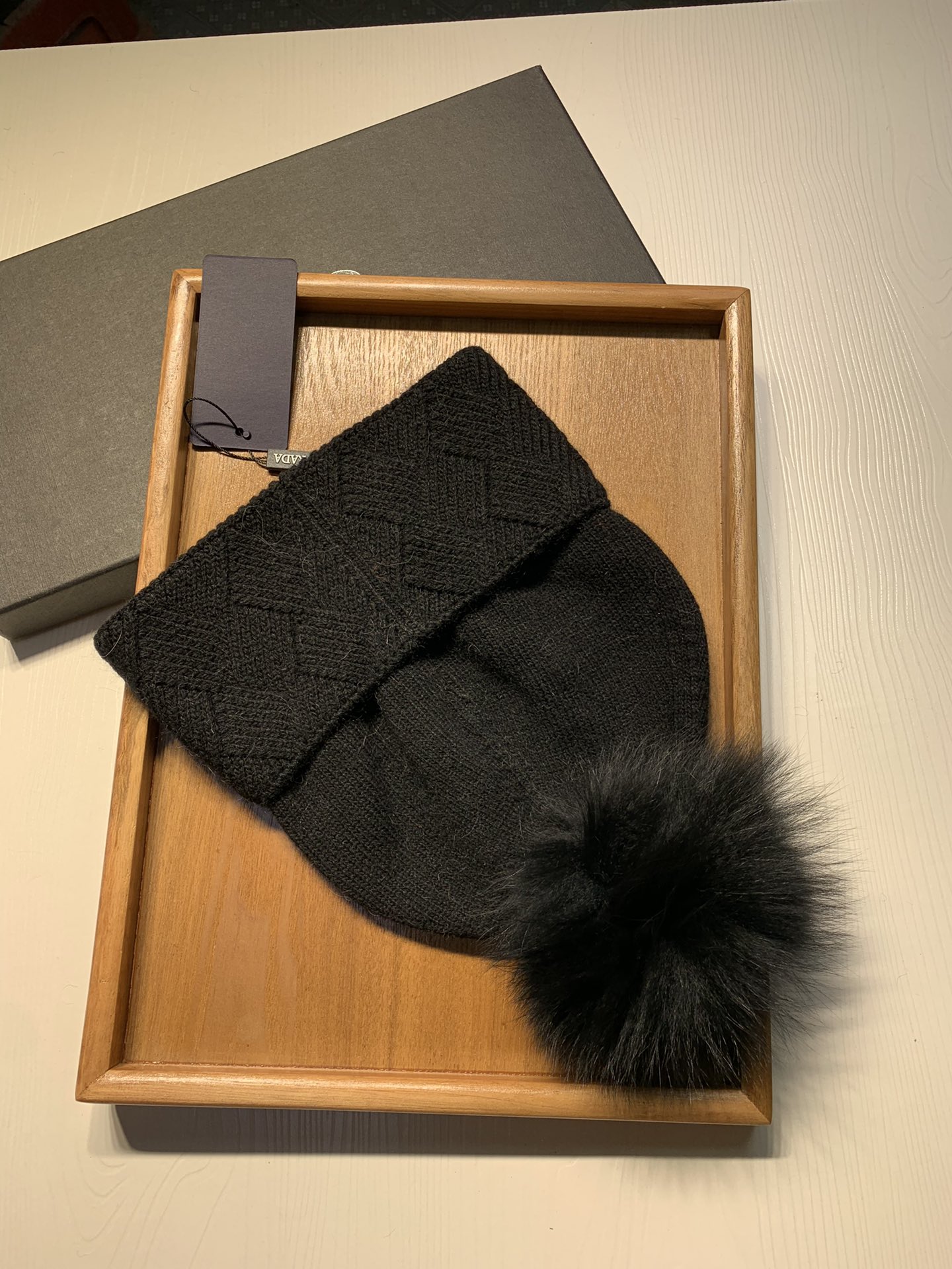 🌹。Prada。【羊毛单帽➕狐狸毛球】客供小羊毛！珍贵典藏的灵魂帽子！客供色纱.每个颜色都非常好看！经典