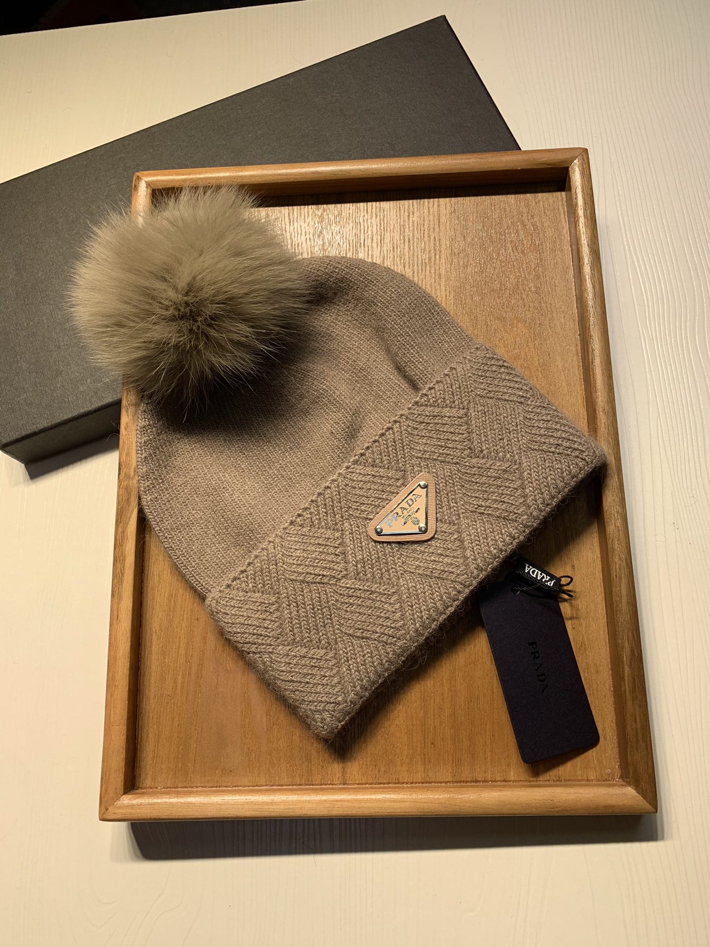 🌹。Prada。【羊毛单帽➕狐狸毛球】客供小羊毛！珍贵典藏的灵魂帽子！客供色纱.每个颜色都非常好看！经典