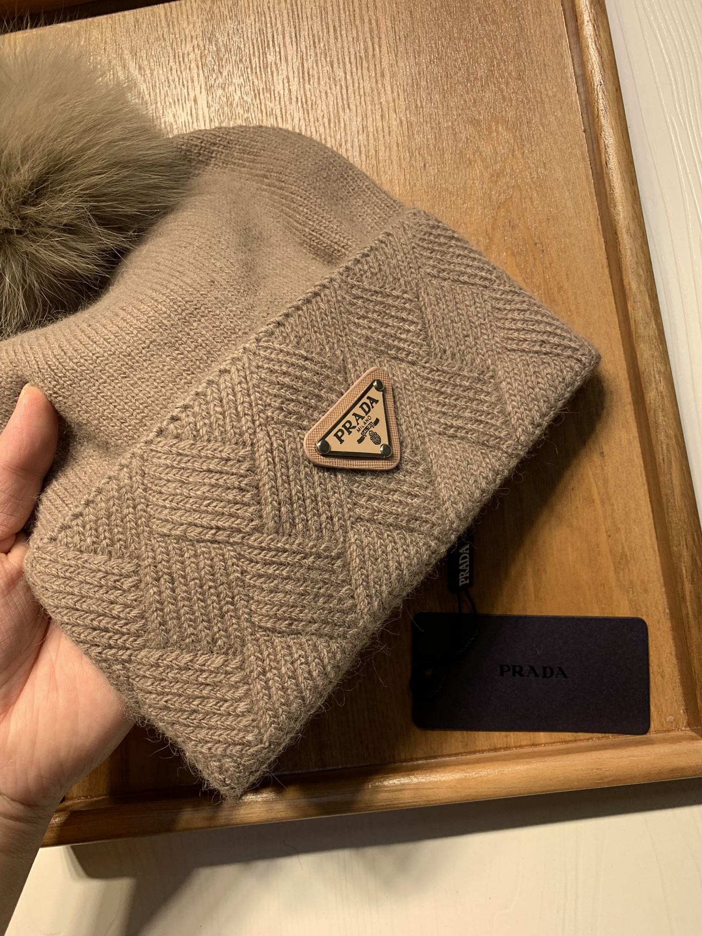 🌹。Prada。【羊毛单帽➕狐狸毛球】客供小羊毛！珍贵典藏的灵魂帽子！客供色纱.每个颜色都非常好看！经典