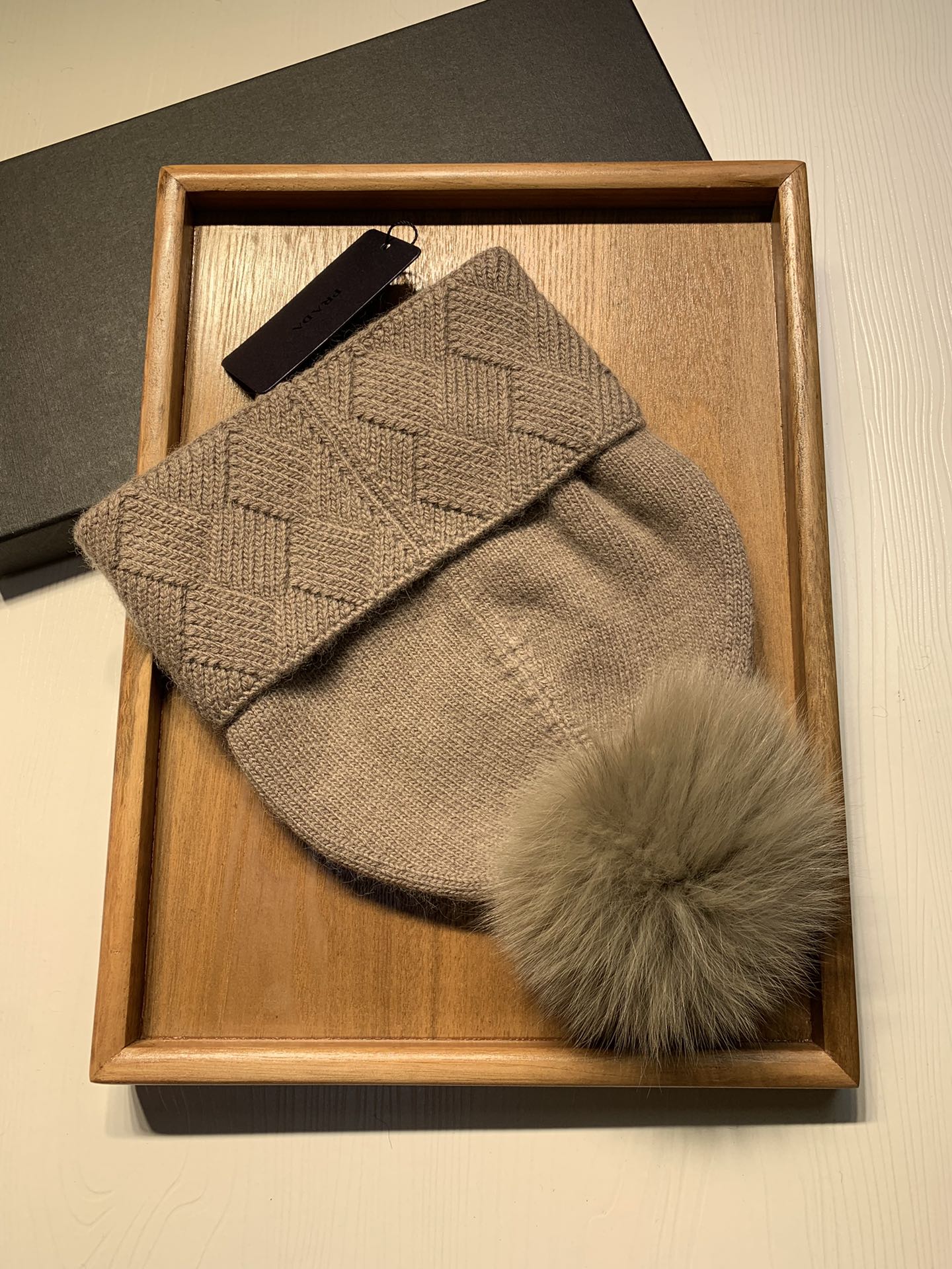 🌹。Prada。【羊毛单帽➕狐狸毛球】客供小羊毛！珍贵典藏的灵魂帽子！客供色纱.每个颜色都非常好看！经典