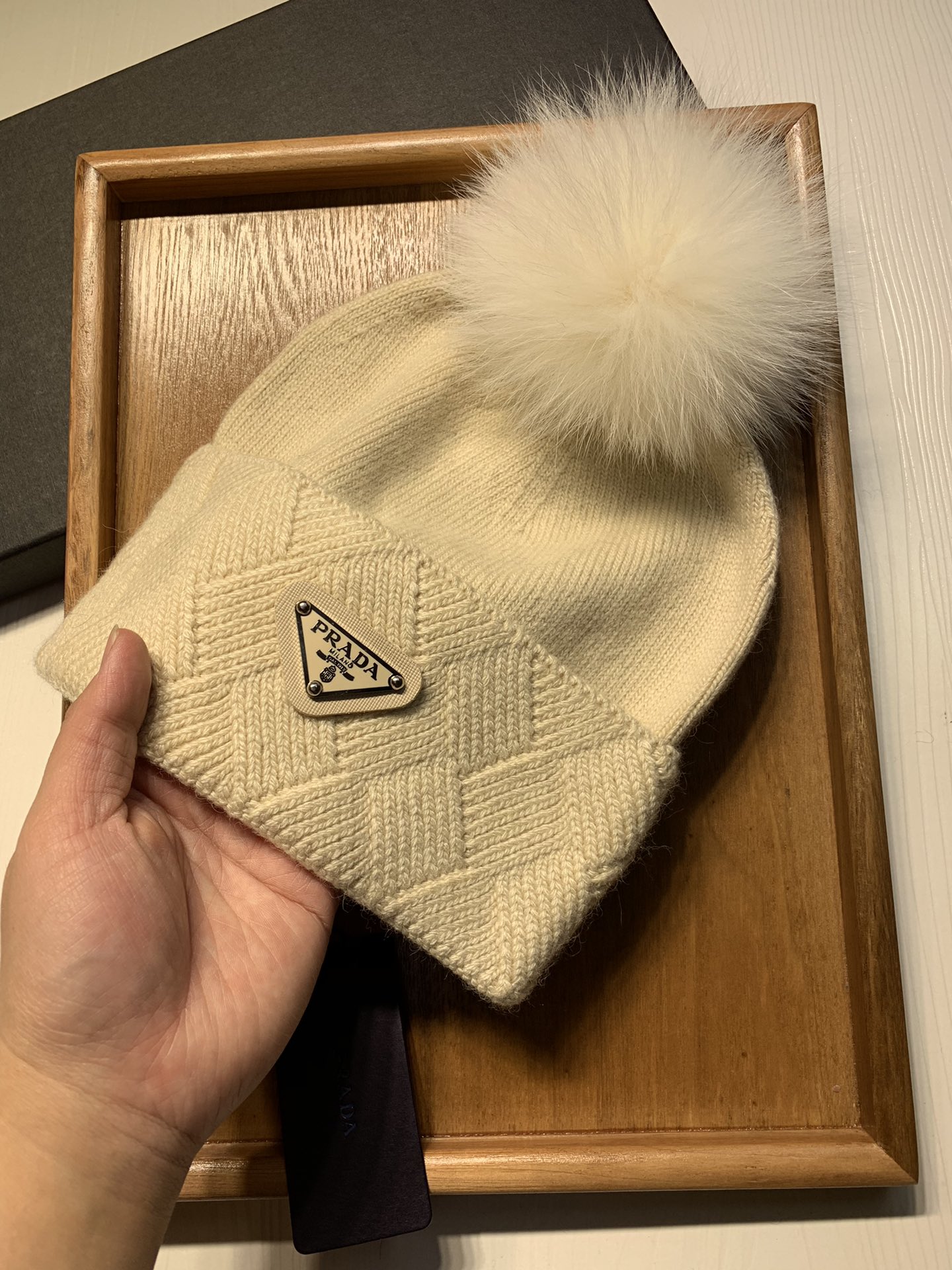 🌹。Prada。【羊毛单帽➕狐狸毛球】客供小羊毛！珍贵典藏的灵魂帽子！客供色纱.每个颜色都非常好看！经典