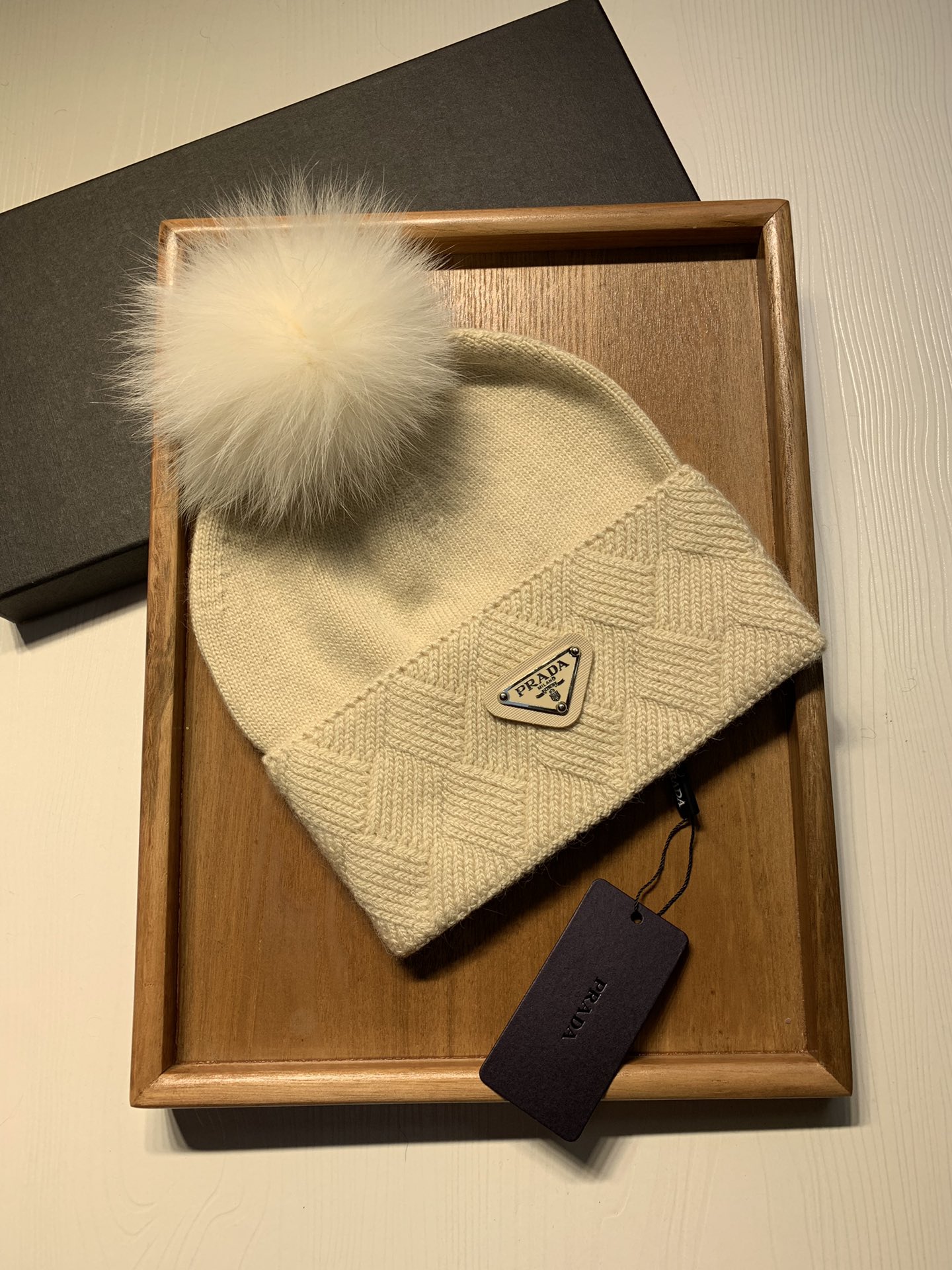 🌹。Prada。【羊毛单帽➕狐狸毛球】客供小羊毛！珍贵典藏的灵魂帽子！客供色纱.每个颜色都非常好看！经典