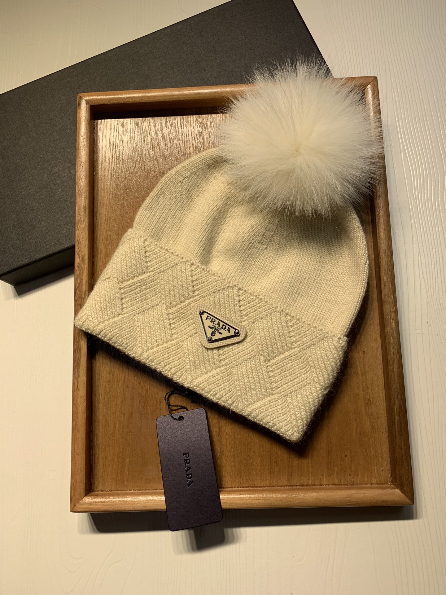 🌹。Prada。【羊毛单帽➕狐狸毛球】客供小羊毛！珍贵典藏的灵魂帽子！客供色纱.每个颜色都非常好看！经典