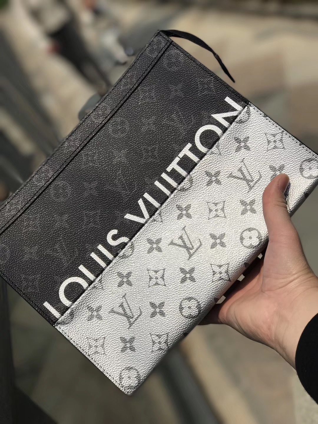 NO:396497,【Exclusive real shot M63039】Split white silk screen new product The series that debuted at the spring and summer fashion show, the new Monogram pattern from the hand of Kim Jones, the artistic director of men's clothing, is very distinctive and creative. This Brazza wallet adds a futuristic new silver suit to traditional Monogram canvas fabric., LV [original leather], louis vuitton19860909【独家实拍M63039】拼接白丝印 新品 亮相春夏时装秀的系列,出自男装艺术总监Kim Jones之手的新式Monogram花纹极具特色,创意十足.此款Brazza钱夹为传统Monogram帆布面料添上极具未来感的新潮银装 .,LV【原厂皮】,louis vuitton,Bag