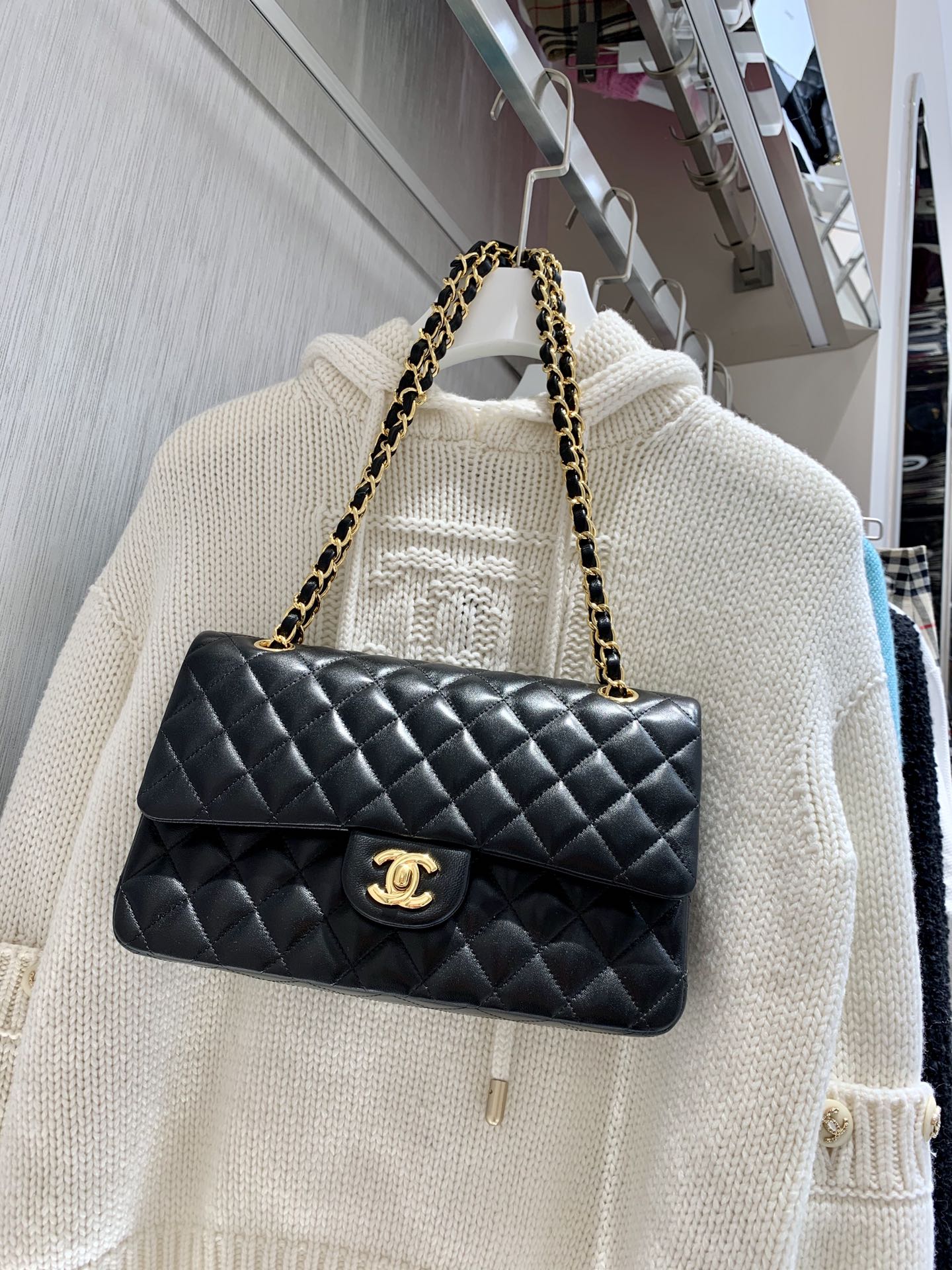 Chanel 1380 grado genuino original, tiro real 25.5 piel de oveja en oro negro. La serie CF se revaloriza y aumenta de p…