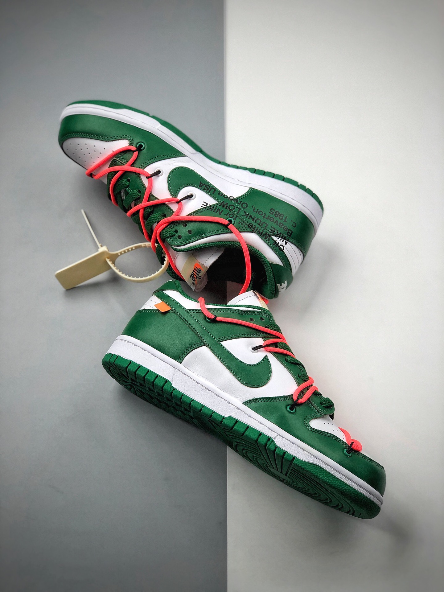 320  OFF-WHITE x Futura x Nike Dunk Low 三方联名 情侣款  CT0856-100