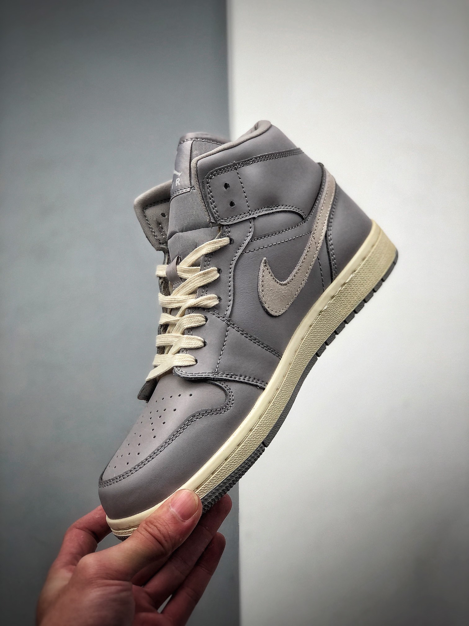 240  Air Jordan 1 Mid AJ1 乔1高帮灰白小伯爵 淡紫 CD7240-002