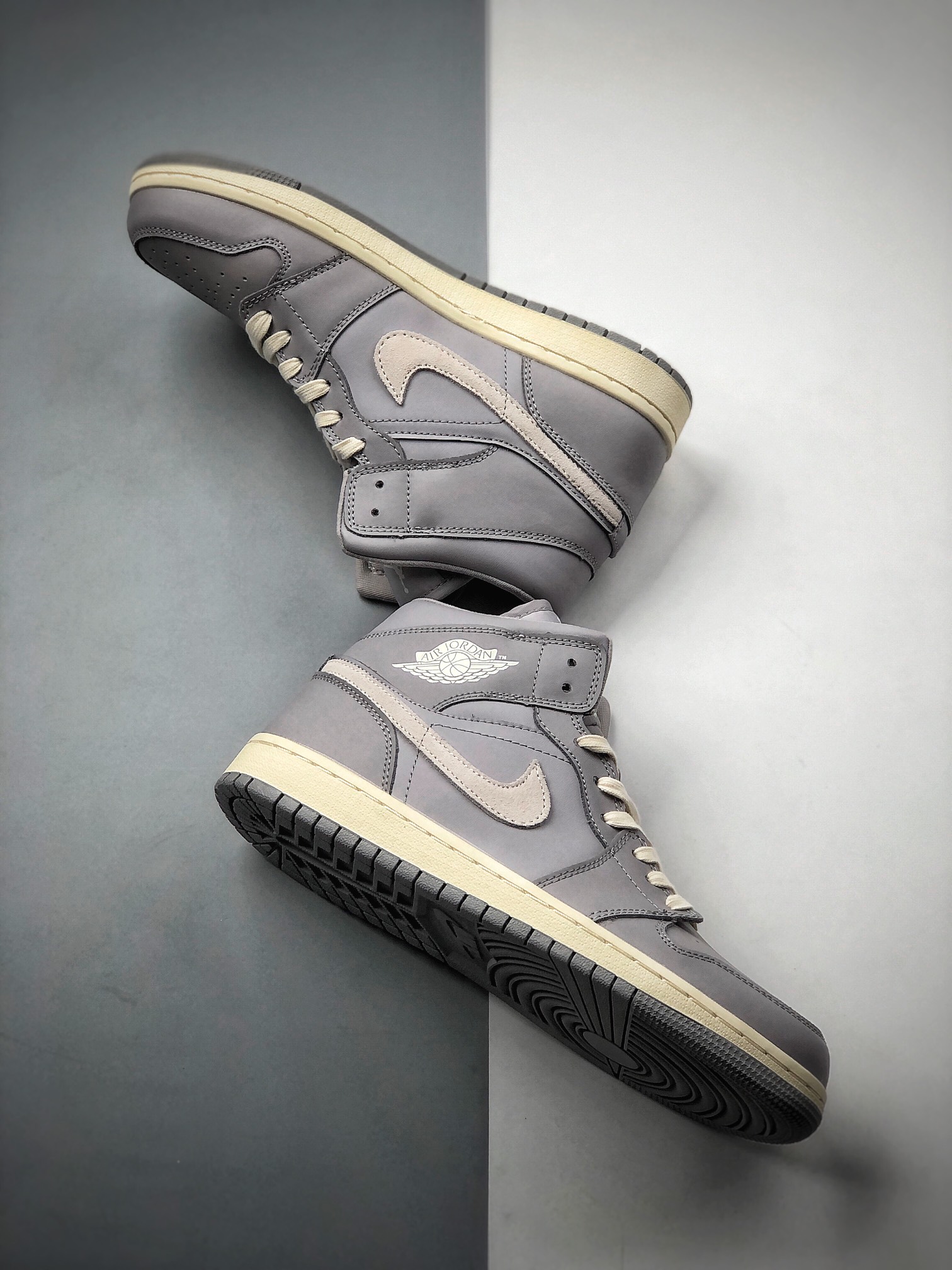 240  Air Jordan 1 Mid AJ1 乔1高帮灰白小伯爵 淡紫 CD7240-002