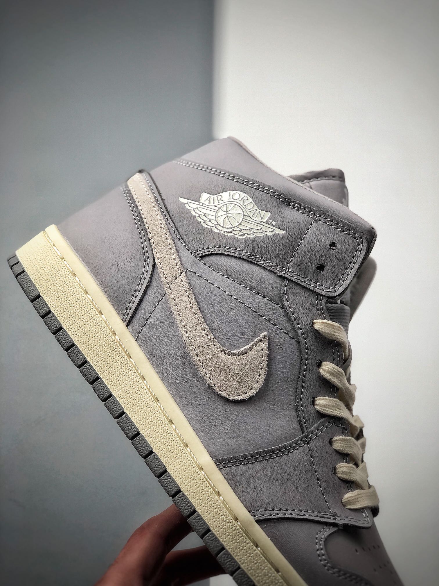 240  Air Jordan 1 Mid AJ1 乔1高帮灰白小伯爵 淡紫 CD7240-002