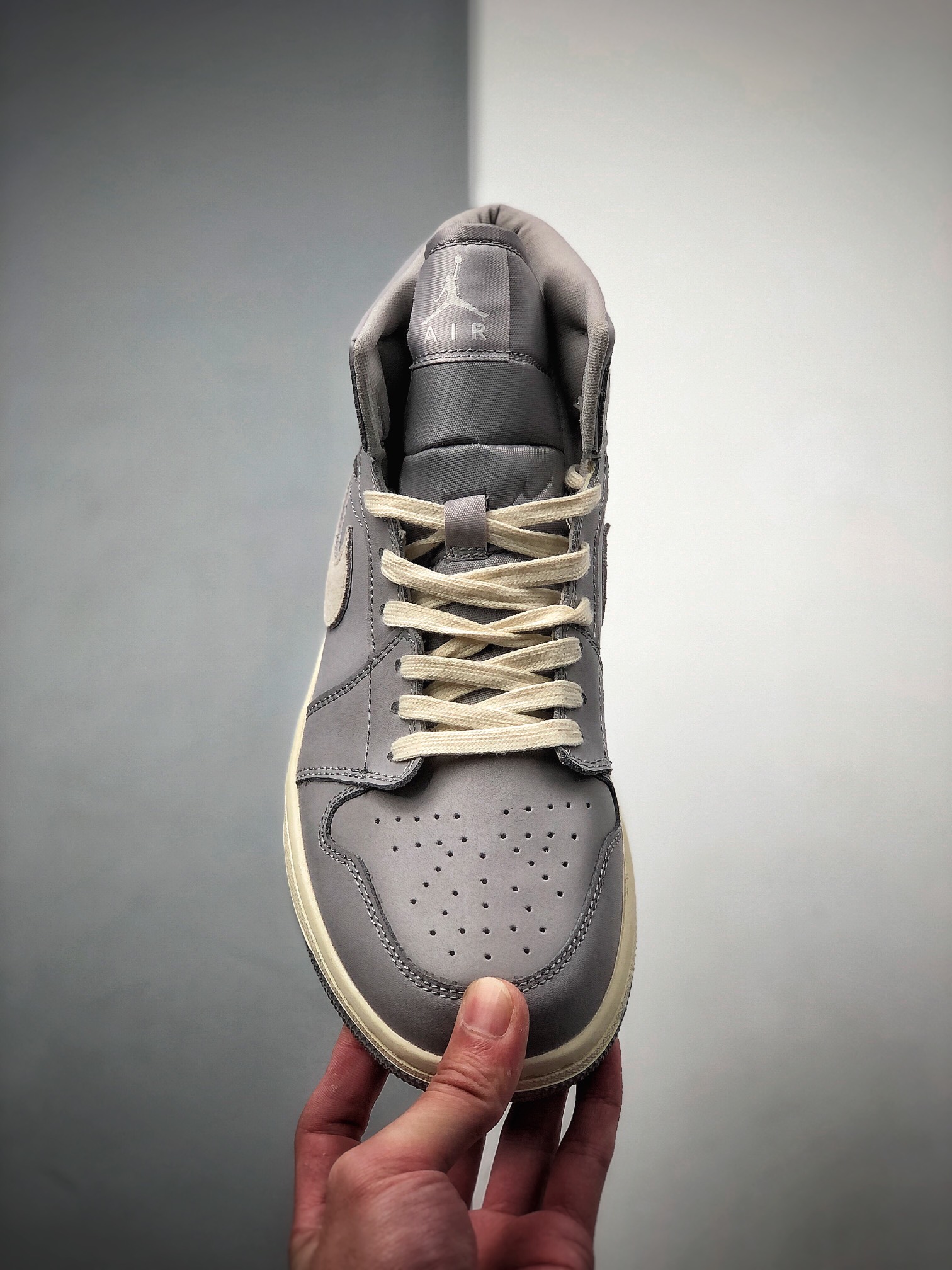 240  Air Jordan 1 Mid AJ1 乔1高帮灰白小伯爵 淡紫 CD7240-002