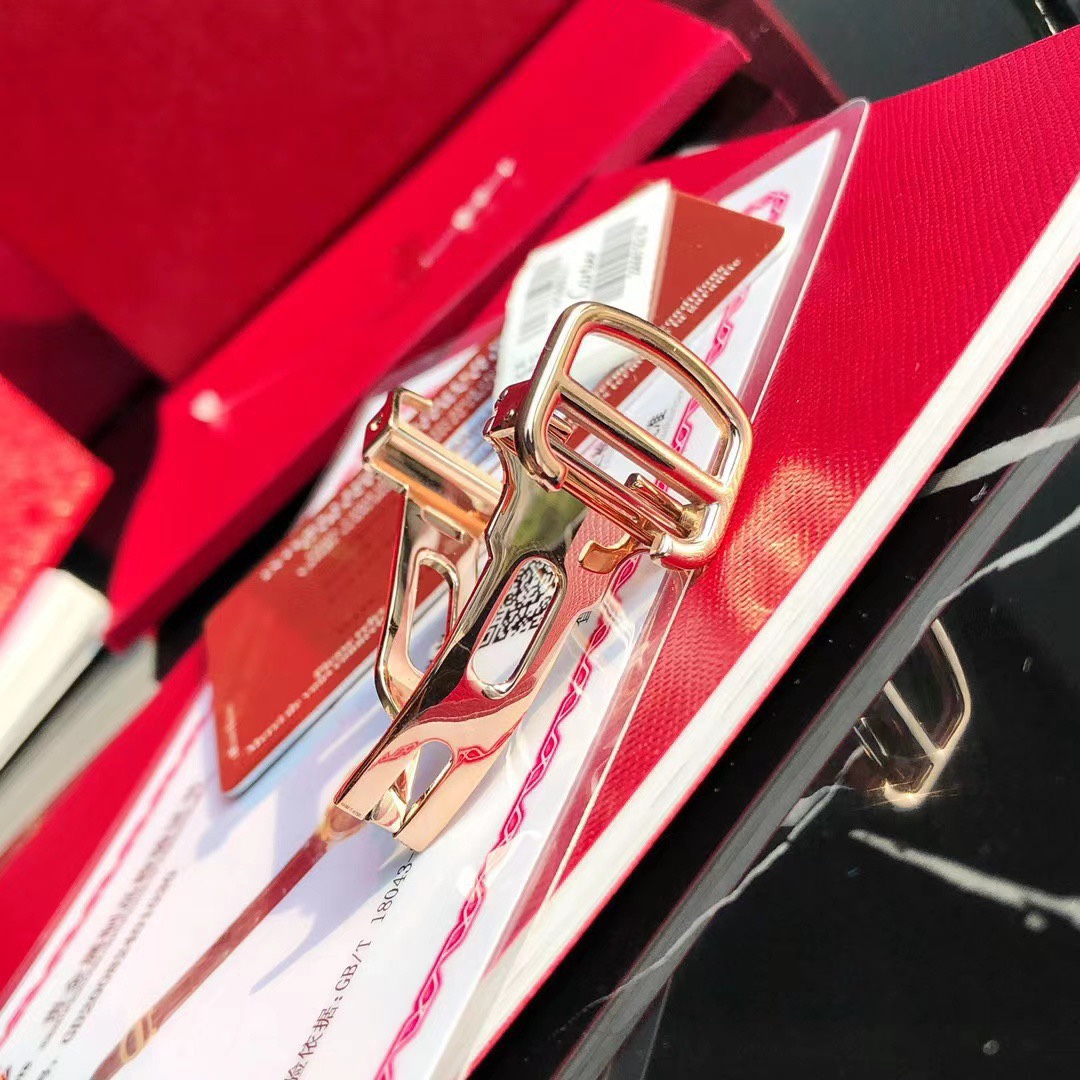 批💰2700。
(卡家18k金表 )蓝气球系列男款42mm机械到货,ETA-2824机械机芯,鳄鱼皮表带…
机械表相比石英表虽然高端,但好多人并不是很了解机械表,所以可能因操作或常识性问题相比石英款会多出很多问题。利润还没石英表高,属于出力不讨好的款。但还是有很多人喜欢机械款,这是实用品和艺术品的差别,而石英表也好,智能腕表也好,说白了都是实用品,经过机械化大生产或现代化流水线生产出的这些腕表虽然都称其为表,但是艺术品和实用品实际上是"泾渭分明”,甚至"天壤之别”。卖了很多石英款蓝气球,相信大家都知道咱家的品质,你带出去进出专柜你是没有任何压力的,甚至你去专柜调整个表带长短,长期看专柜货的柜员也看不出区别,所以你戴出去放一百二十个心!
一些机械表注意事项请你查收:
这款属于卡地亚的自动上弦手表,其能量来源于佩戴者手臂的运动,故正常佩戴情况下不需手动上弦,只有因佩戴者运动量不足以给发条补充足够能量的时候,可能需要手动调试,这也是很多不懂机械表容易误解的地方,总觉得表有问题。另外为防止湿气渗入表壳和保持机械表的防水性能,请调试完手表一定确保表冠已经锁紧。还有一个常识就是防水表也只是日常防水,热水有时也是防不了的,这一点你们可以查询一下相关知识!