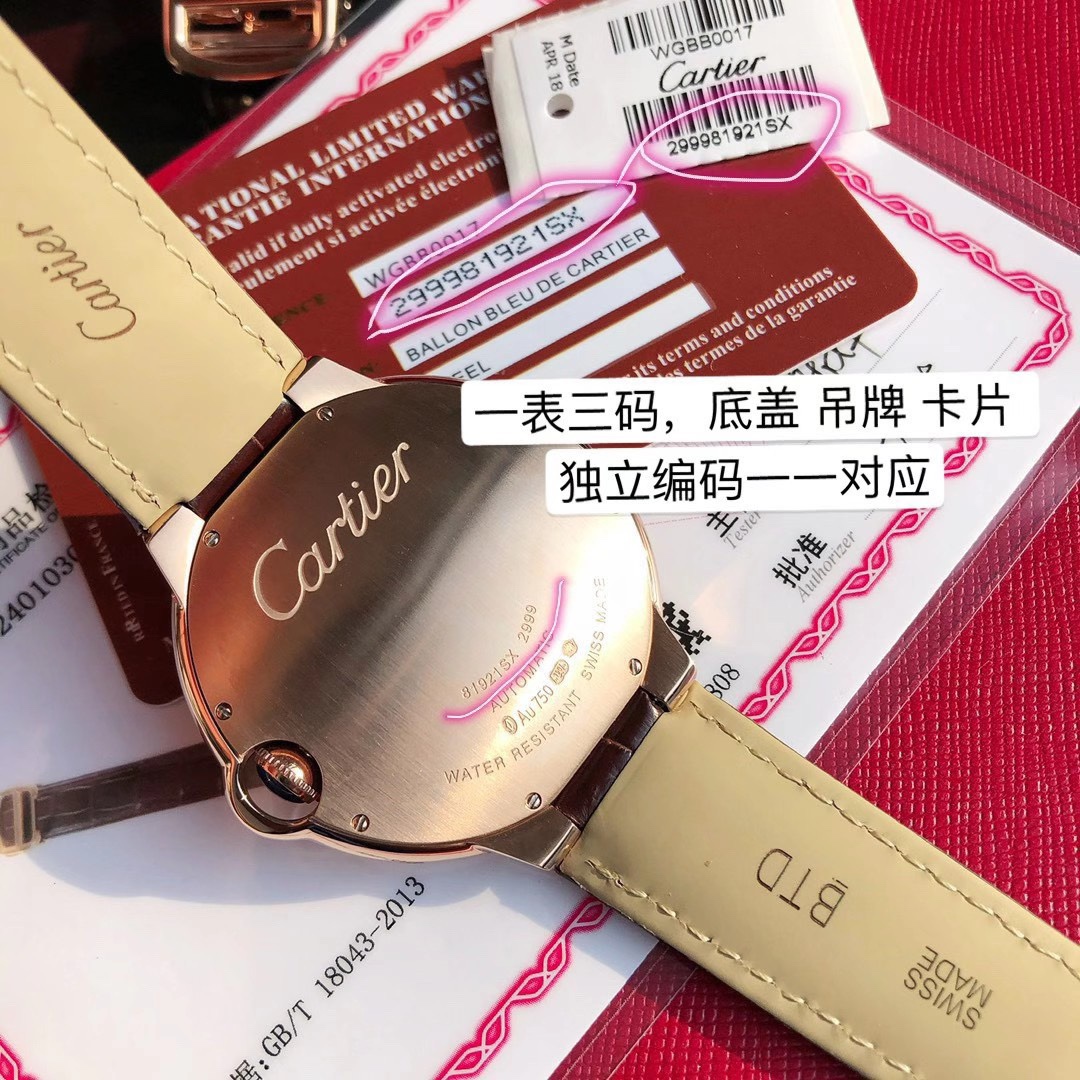 批💰2700。
(卡家18k金表 )蓝气球系列男款42mm机械到货,ETA-2824机械机芯,鳄鱼皮表带…
机械表相比石英表虽然高端,但好多人并不是很了解机械表,所以可能因操作或常识性问题相比石英款会多出很多问题。利润还没石英表高,属于出力不讨好的款。但还是有很多人喜欢机械款,这是实用品和艺术品的差别,而石英表也好,智能腕表也好,说白了都是实用品,经过机械化大生产或现代化流水线生产出的这些腕表虽然都称其为表,但是艺术品和实用品实际上是"泾渭分明”,甚至"天壤之别”。卖了很多石英款蓝气球,相信大家都知道咱家的品质,你带出去进出专柜你是没有任何压力的,甚至你去专柜调整个表带长短,长期看专柜货的柜员也看不出区别,所以你戴出去放一百二十个心!
一些机械表注意事项请你查收:
这款属于卡地亚的自动上弦手表,其能量来源于佩戴者手臂的运动,故正常佩戴情况下不需手动上弦,只有因佩戴者运动量不足以给发条补充足够能量的时候,可能需要手动调试,这也是很多不懂机械表容易误解的地方,总觉得表有问题。另外为防止湿气渗入表壳和保持机械表的防水性能,请调试完手表一定确保表冠已经锁紧。还有一个常识就是防水表也只是日常防水,热水有时也是防不了的,这一点你们可以查询一下相关知识!