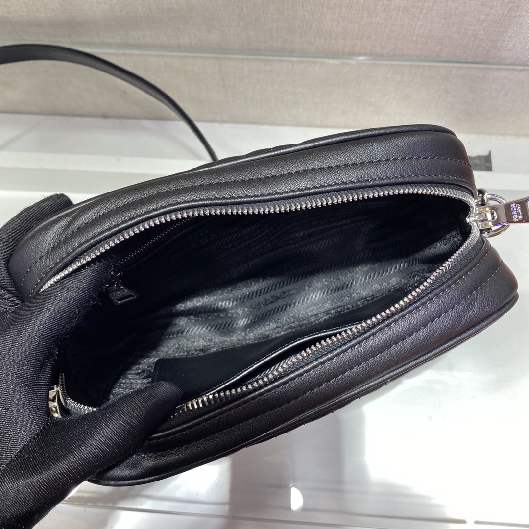 PRADA普拉达进口小牛皮肩背包1BD083