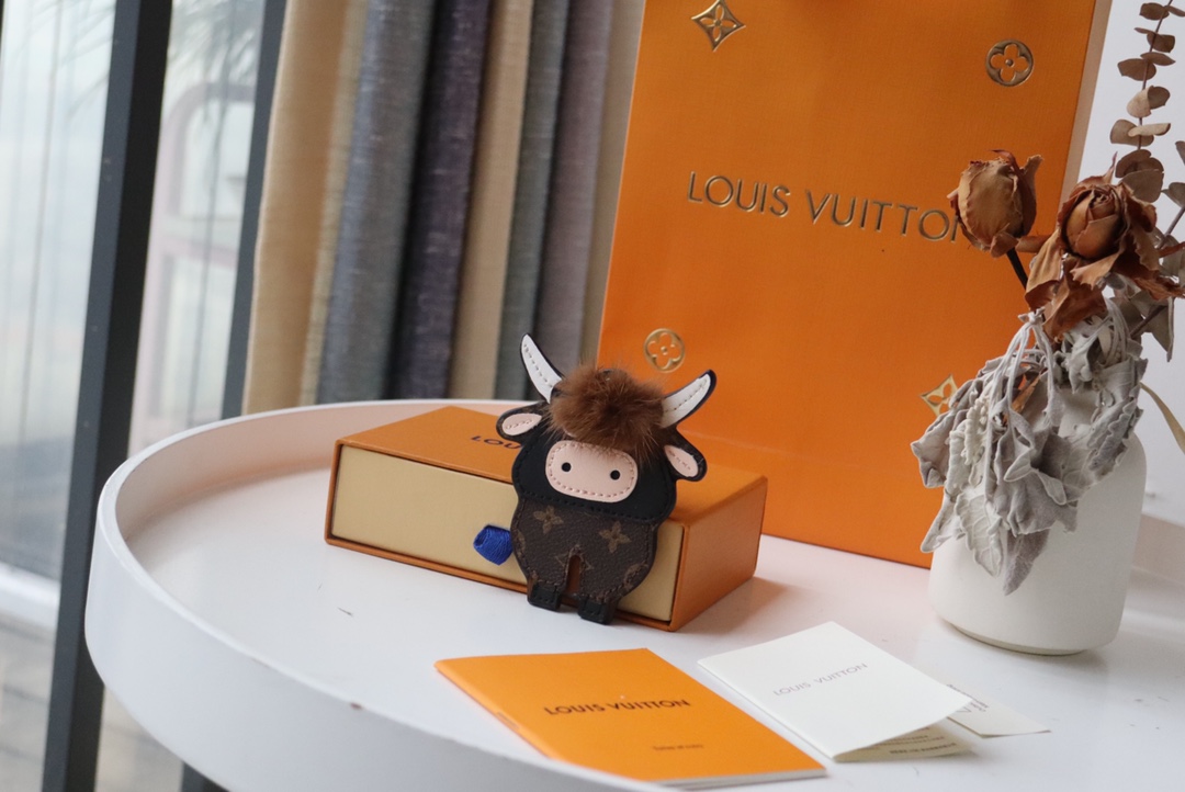 2021 Bull-Themed Bag Decor with Cow and Cattle Elements for New Year