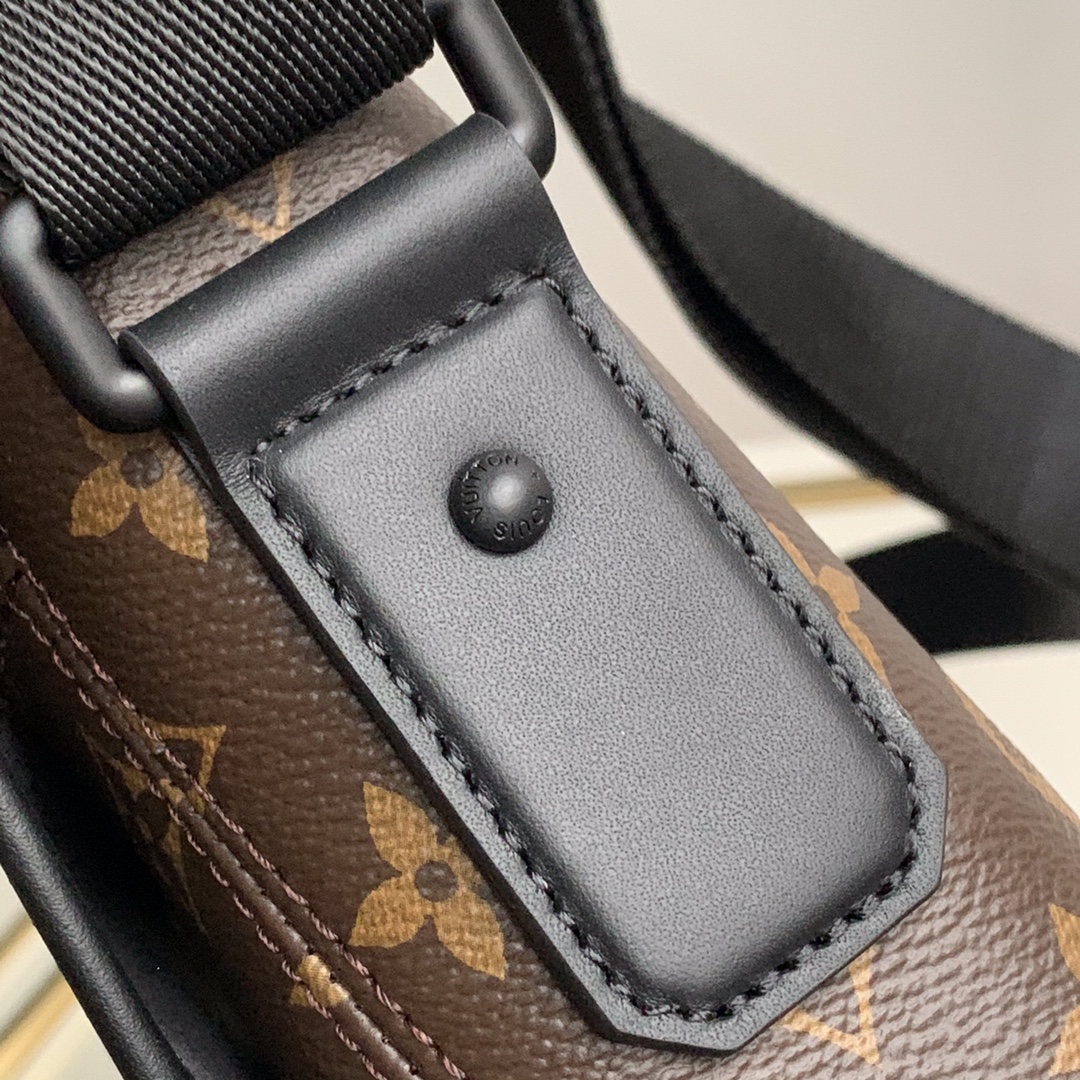 Shop Louis Vuitton Magnetic messenger (M45557) by design◇base