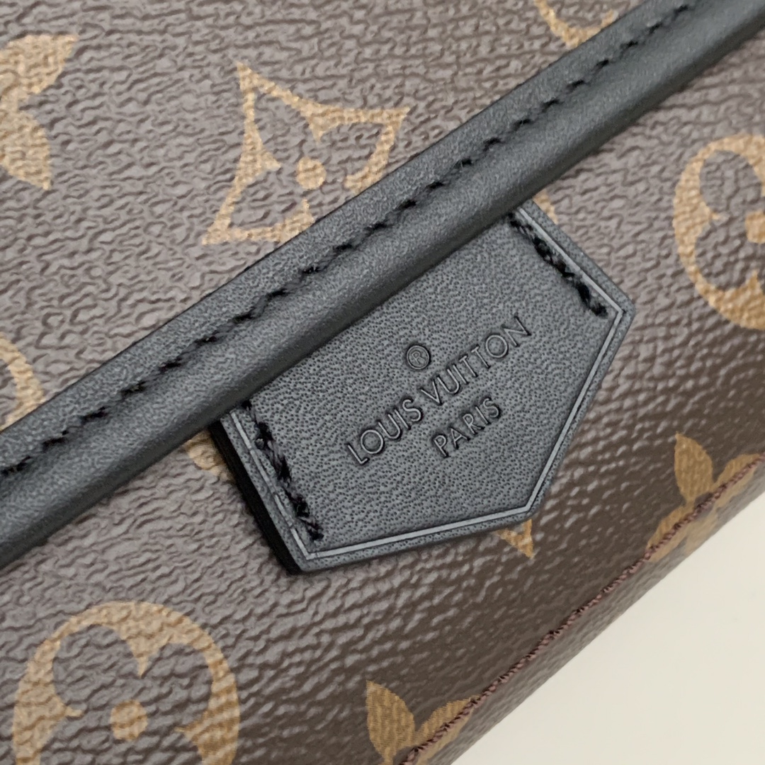 Shop Louis Vuitton Magnetic messenger (M45557) by OceanPalace