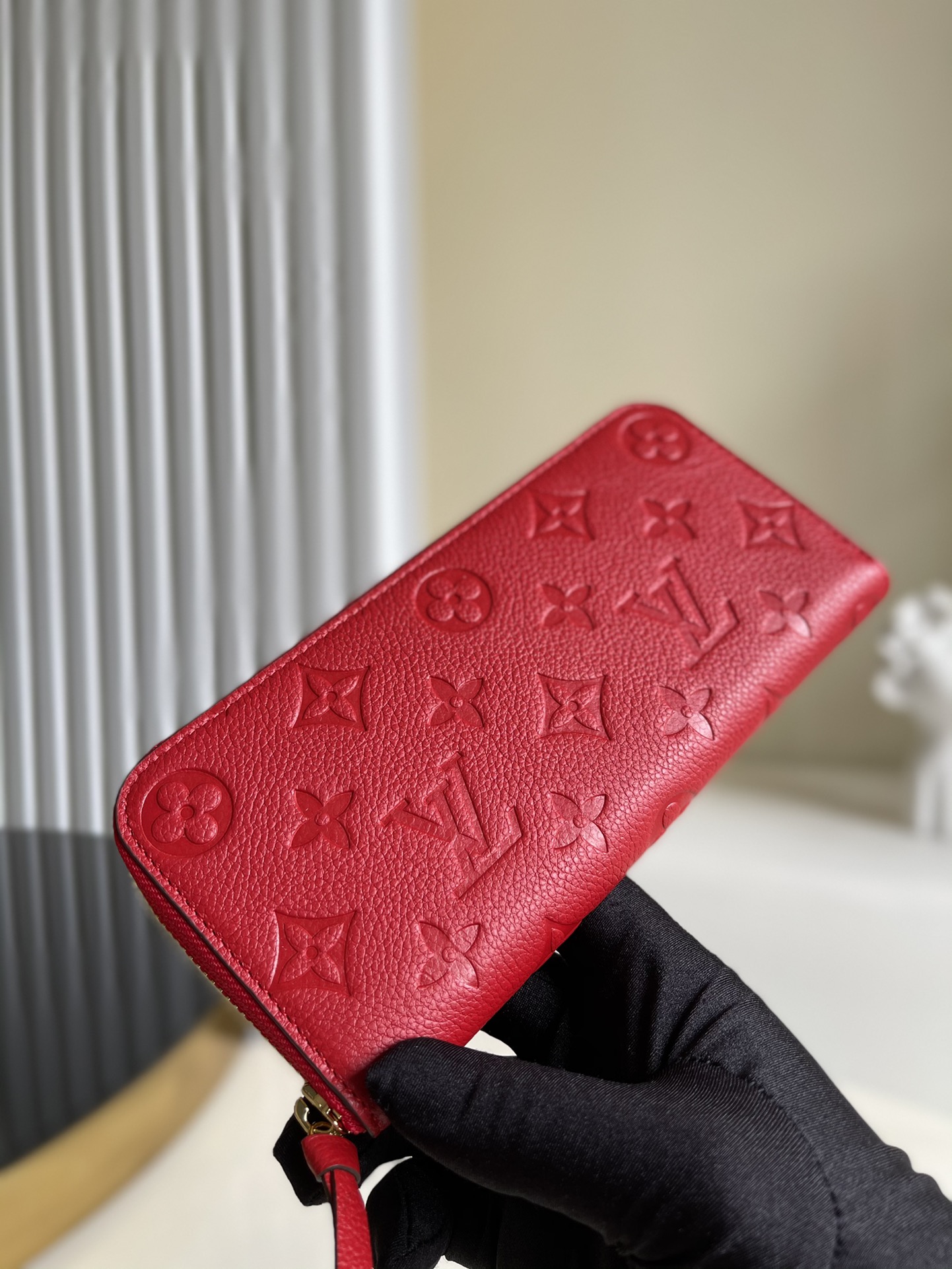 NO:396488,[Exclusive real-life M60169] Clémence wallet is made of luxurious Monogram Empreinte top leather. This women's wallet is made of a zipper bag and a removable wallet. It has eight card slots and can be loaded into cards and daily use at any time. The long clip is small in size and can not be underestimated. It can be stored in the bag by any handbag!  Size: 20*9*2 b., LV【Original Sheet】, louis vuitton, wallets, cowhide19860909【独家实拍M60169】Clémence钱夹 采用奢华的 Monogram Empreinte头层牛皮制作,此款女钱包由一个拉链包和一个可卸装钱夹组合而成,共有八个卡位,可随时装入卡片和日常零用,长夹体积小巧,容纳能力却不可小觑,可被任何手袋收纳于包中！尺寸:20*9*2 b.,LV【原厂皮】,louis vuitton,wallets,cowhide,Bag