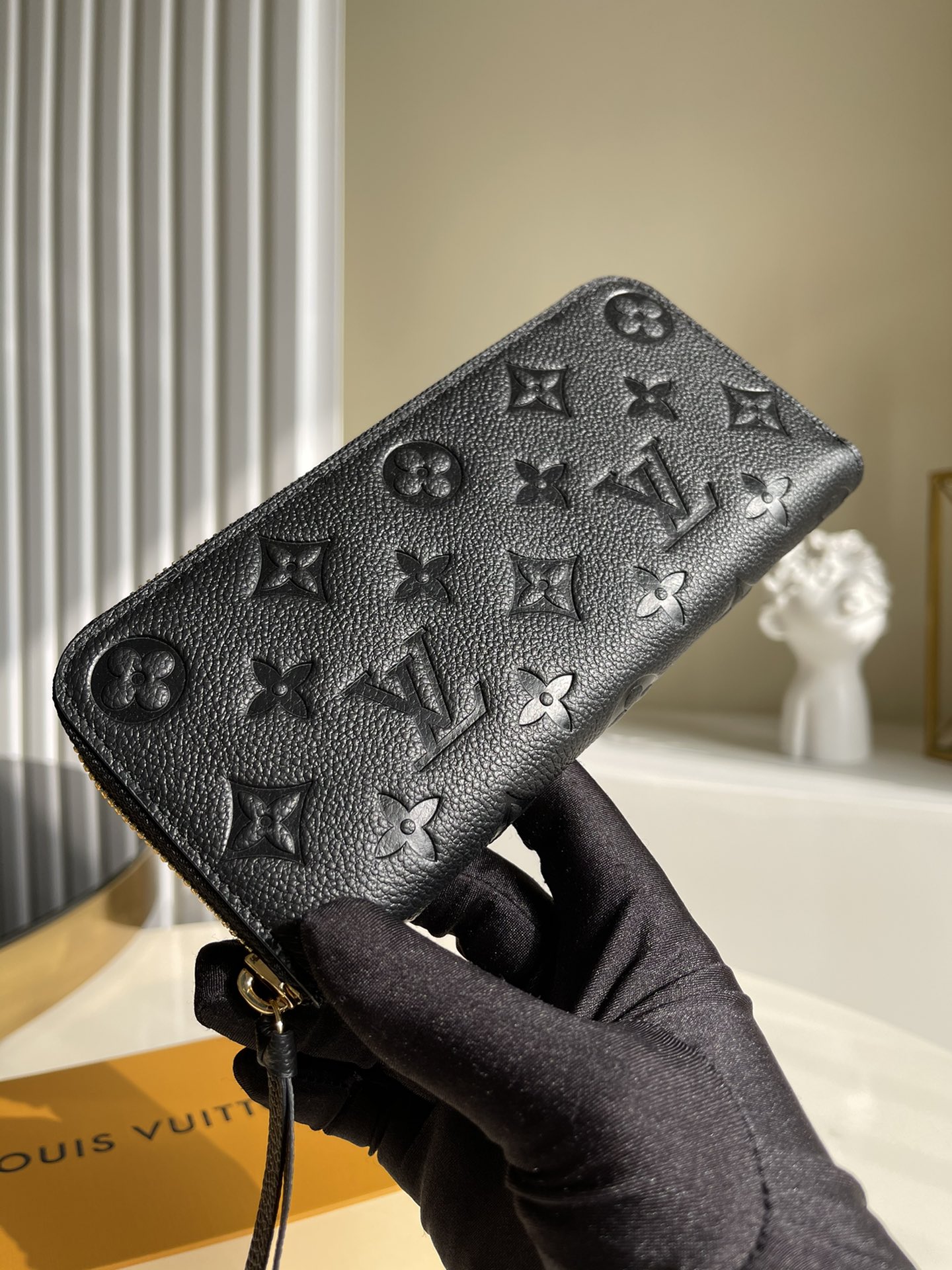 NO:396514,[Exclusive real photo M60171] Clémence wallet is made of luxurious Monogram Empreinte top leather. This women's wallet is made of a zipper bag and a removable wallet. It has eight card slots and can be loaded into cards and daily use at any time. The long clip is small in size and can not be underestimated. It can be stored in the bag by any handbag!  Size: 20*9*2 b., LV【Original Sheet】, louis vuitton, wallets, cowhide19860909【独家实拍M60171】Clémence钱夹 采用奢华的 Monogram Empreinte头层牛皮制作,此款女钱包由一个拉链包和一个可卸装钱夹组合而成,共有八个卡位,可随时装入卡片和日常零用,长夹体积小巧,容纳能力却不可小觑,可被任何手袋收纳于包中！尺寸:20*9*2 b.,LV【原厂皮】,louis vuitton,wallets,cowhide,Bag