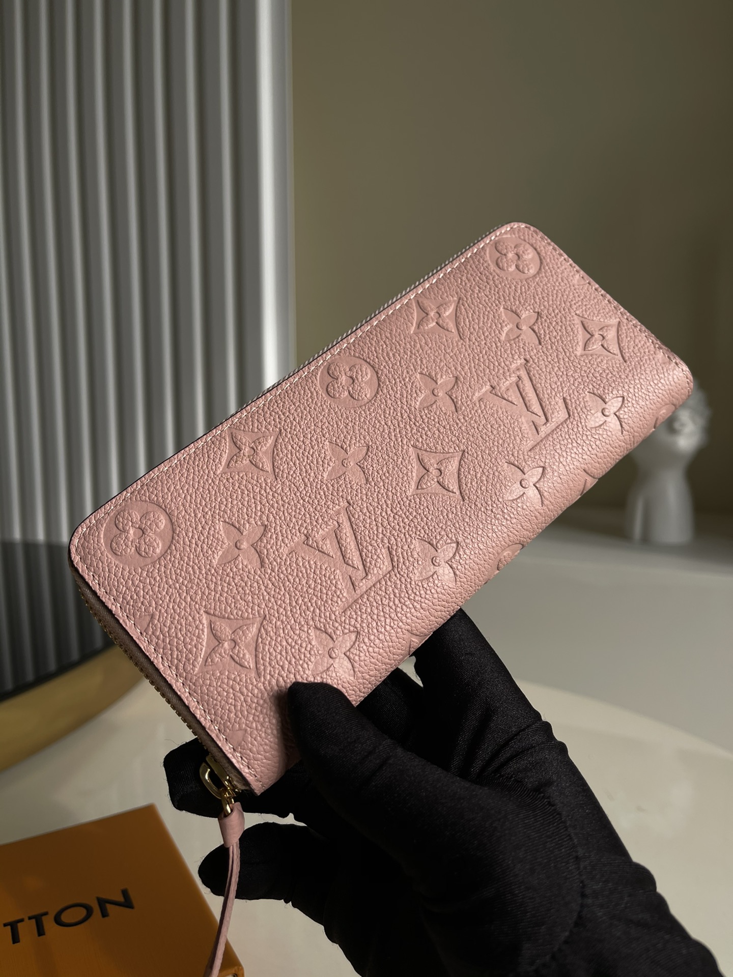 NO:396511,[Exclusive real-life M61265] Clémence wallet is made of luxurious Monogram Empreinte top leather. This women's wallet is made of a zipper bag and a removable wallet. It has eight card slots. It can be loaded into cards and daily use at any time. The long clip is small in size and can not be underestimated. It can be stored in the bag by any handbag!  Size: 20*9*2 b., LV【Original Sheet】, louis vuitton, wallets, cowhide19860909【独家实拍M61265】Clémence钱夹 采用奢华的 Monogram Empreinte头层牛皮制作,此款女钱包由一个拉链包和一个可卸装钱夹组合而成,共有八个卡位,可随时装入卡片和日常零用,长夹体积小巧,容纳能力却不可小觑,可被任何手袋收纳于包中！尺寸:20*9*2 b.,LV【原厂皮】,louis vuitton,wallets,cowhide,Bag