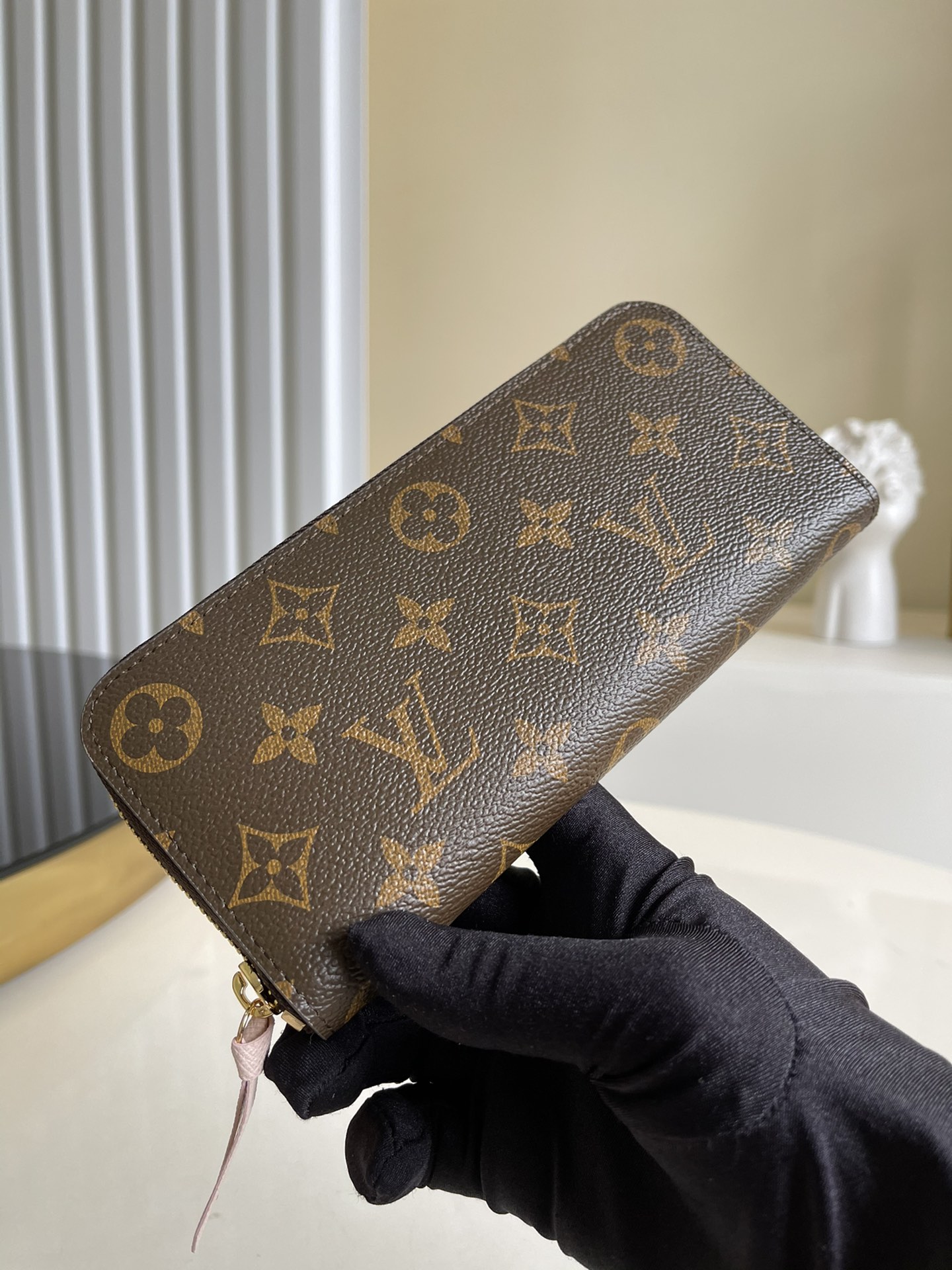 NO:396499,【Exclusive real photo M61298】Clémencel wallet is compact but full of capacity, made of exquisite and durable canvas material. Bright color lining and leather zipper show the playful charm of women. Size 19.5X9cm b.230, LV [original leather], louis vuitton19860909【独家实拍M61298】Clémencel钱夹 小巧紧凑但容量充盈,由精致耐用的帆布材质制成.亮色内衬与皮革拉链,尽显女性俏皮魅力.尺寸19.5X9cm b.230,LV【原厂皮】,louis vuitton,Bag