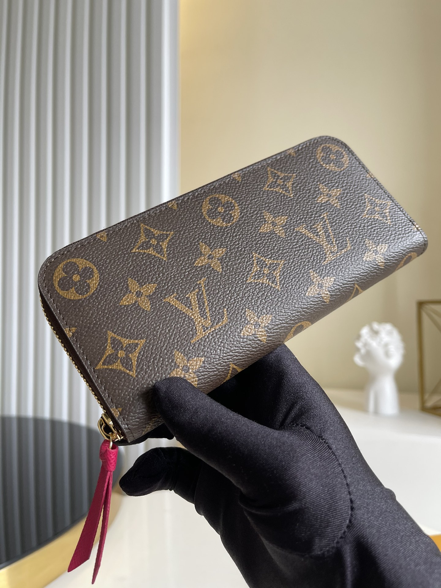 NO:396486,【Exclusive real photo M42119 red】Clémencel wallet is compact but full of capacity, made of exquisite and durable canvas material. Bright color lining and leather zipper show the playful charm of women. Size 19.5X9cm b.230, LV [original leather], louis vuitton19860909【独家实拍M42119枚红】Clémencel钱夹 小巧紧凑但容量充盈,由精致耐用的帆布材质制成.亮色内衬与皮革拉链,尽显女性俏皮魅力.尺寸19.5X9cm b.230,LV【原厂皮】,louis vuitton,Bag