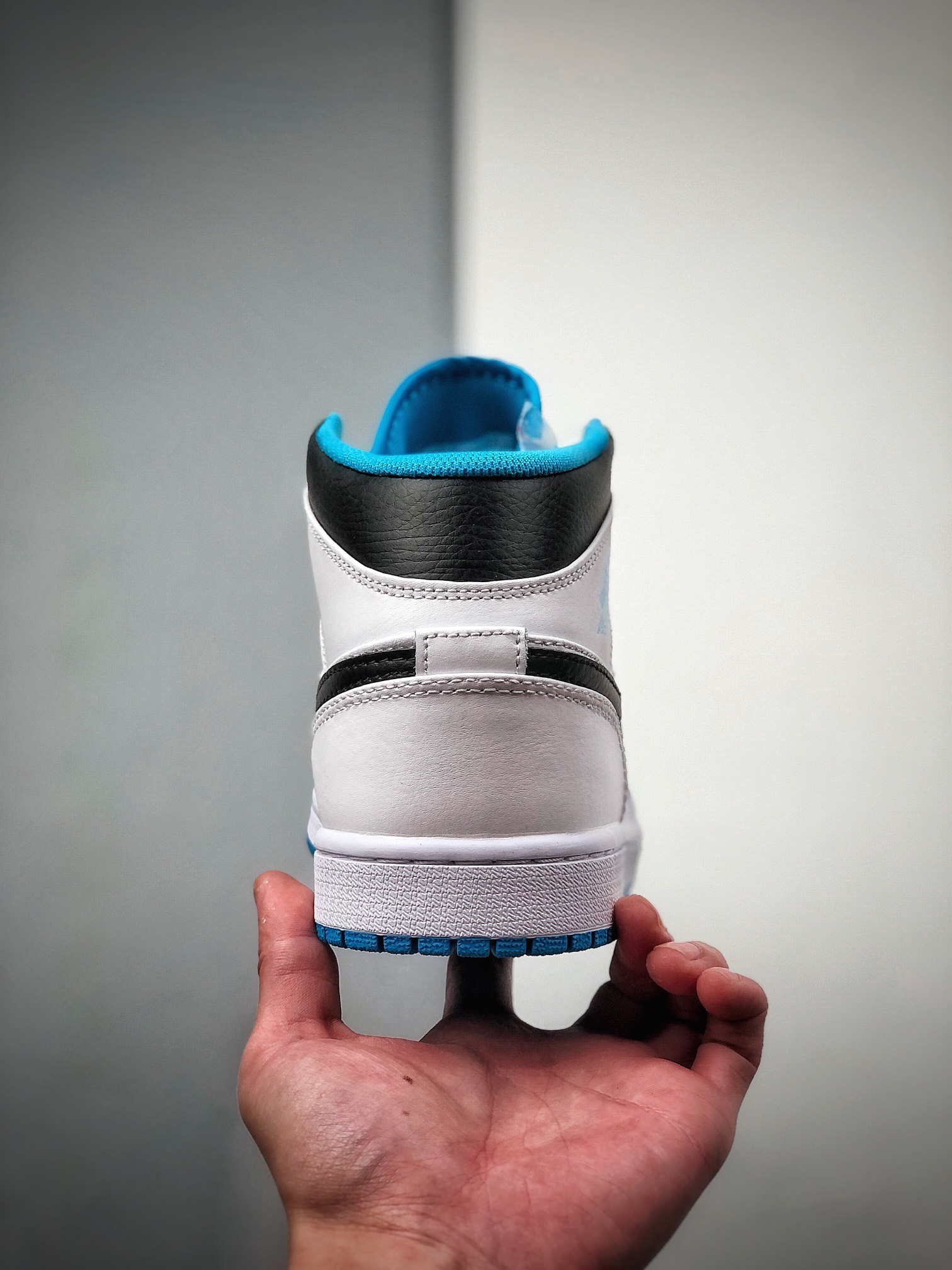 240  Air Jordan 1 Mid “Laser Blue” 激光蓝 554724-141