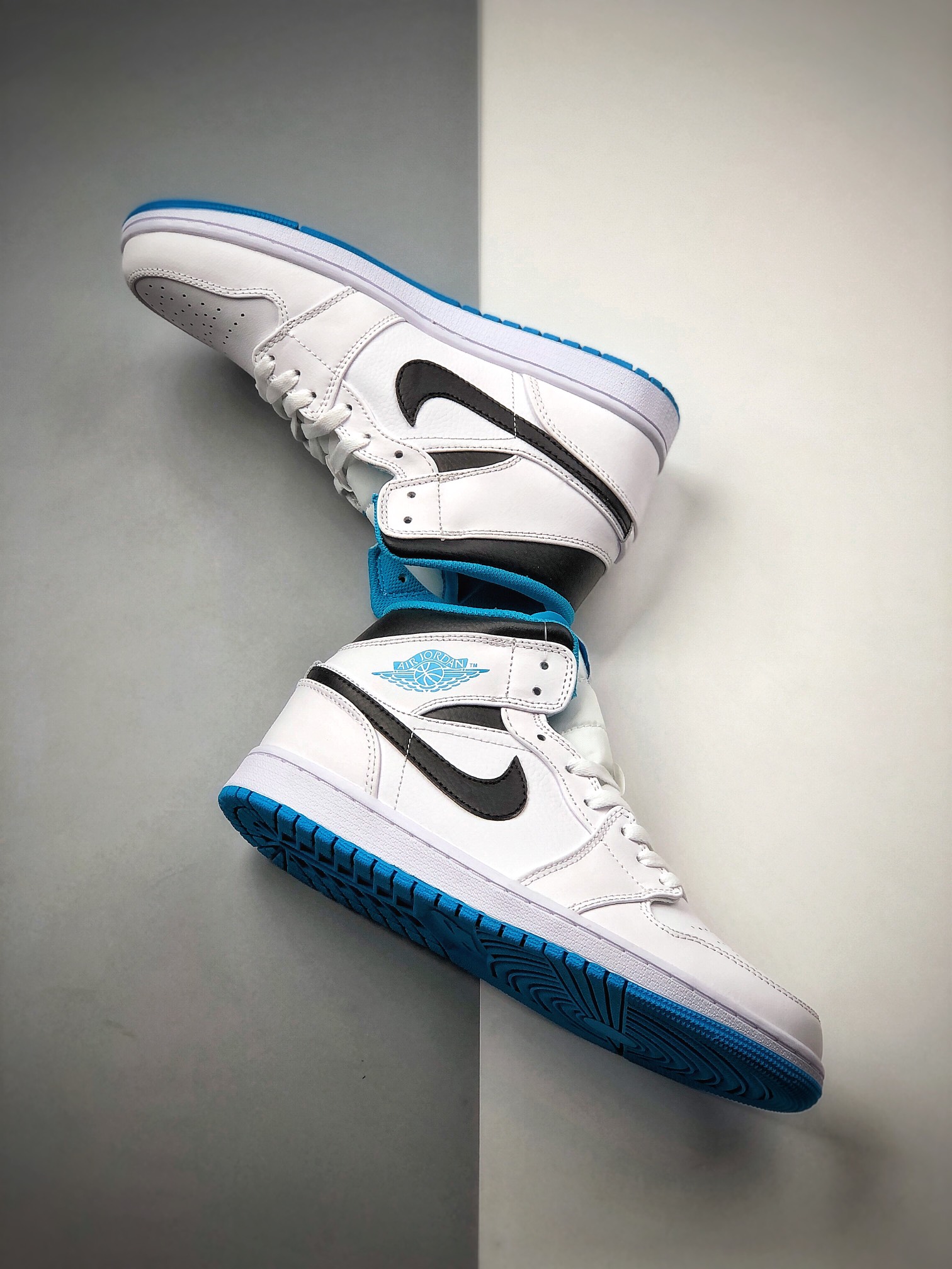 240  Air Jordan 1 Mid “Laser Blue” 激光蓝 554724-141