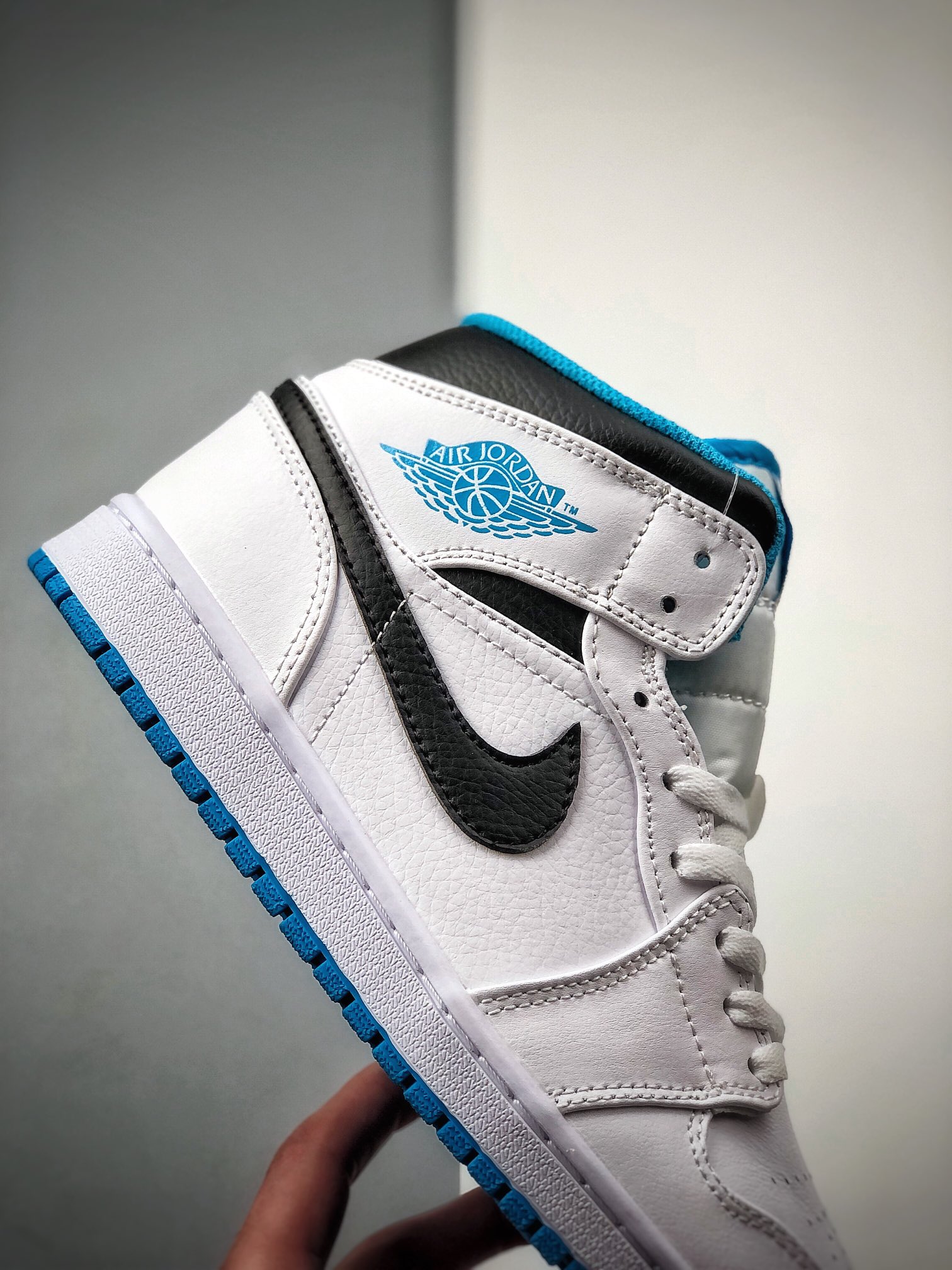240  Air Jordan 1 Mid “Laser Blue” 激光蓝 554724-141