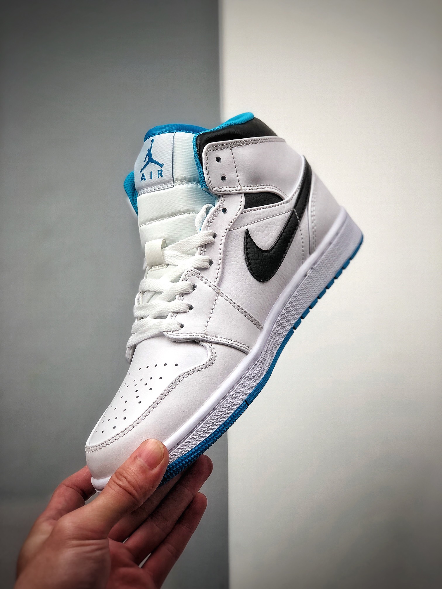 240  Air Jordan 1 Mid “Laser Blue” 激光蓝 554724-141