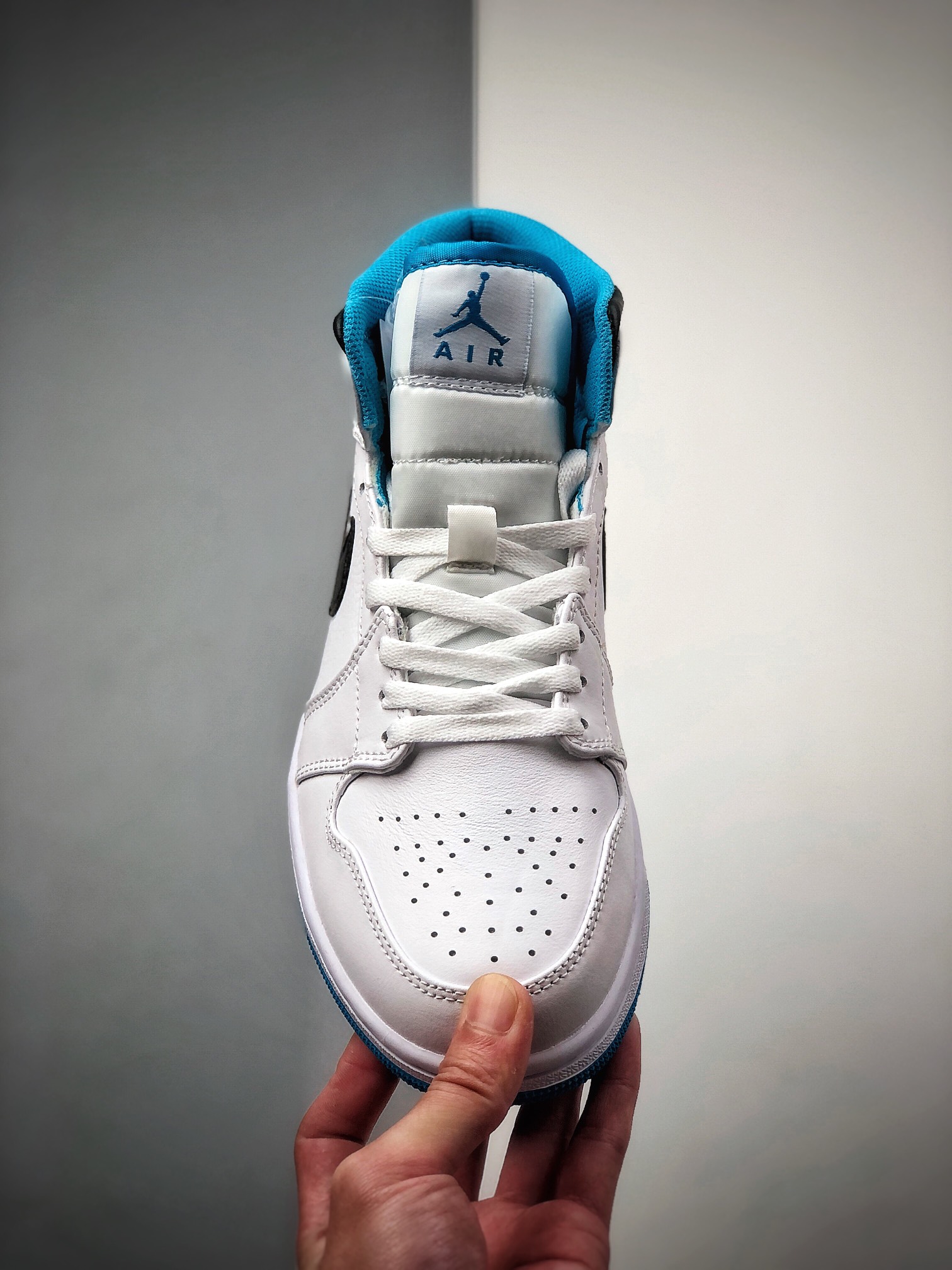 240  Air Jordan 1 Mid “Laser Blue” 激光蓝 554724-141