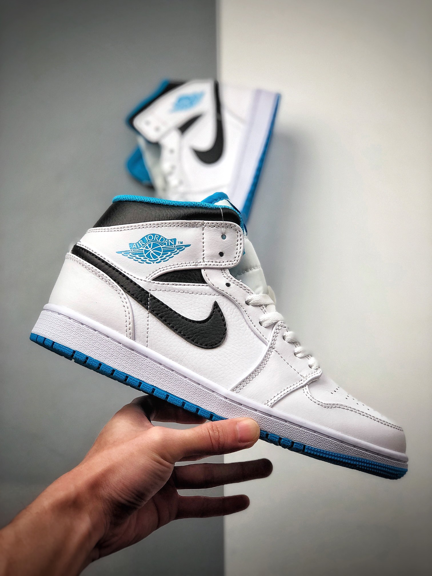 240  Air Jordan 1 Mid “Laser Blue” 激光蓝 554724-141