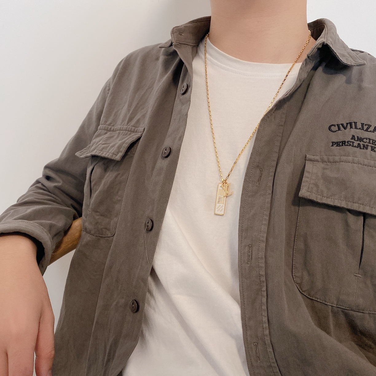 💰120  编码LV15
珐琅项链金色款
🌸官网精选此款雅致的项链通过金色珐琅与饰面展现硬朗风格 对标志性的DAMIER格纹进行全新演绎 
🌸双面设计 既可展示Damier 亦可展示路易威登英文字样  佩戴方式丰富 高端大气。