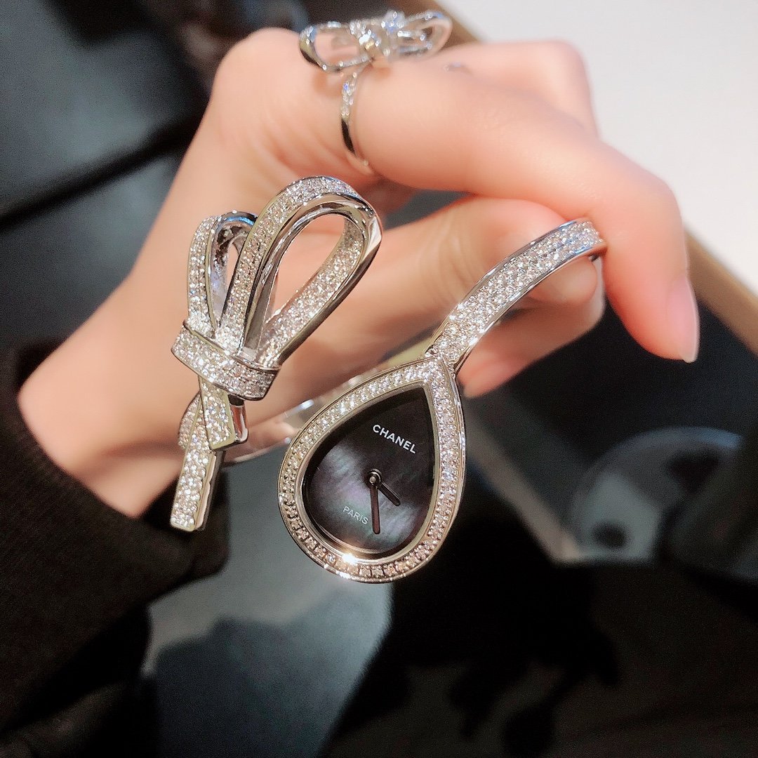 ️香奈儿-Chanel最高版本蝴蝶结手镯腕表瑞士石英机芯蓝宝石玻璃镜面优雅轻盈的缎带蝴蝶结珠宝仍不断为香