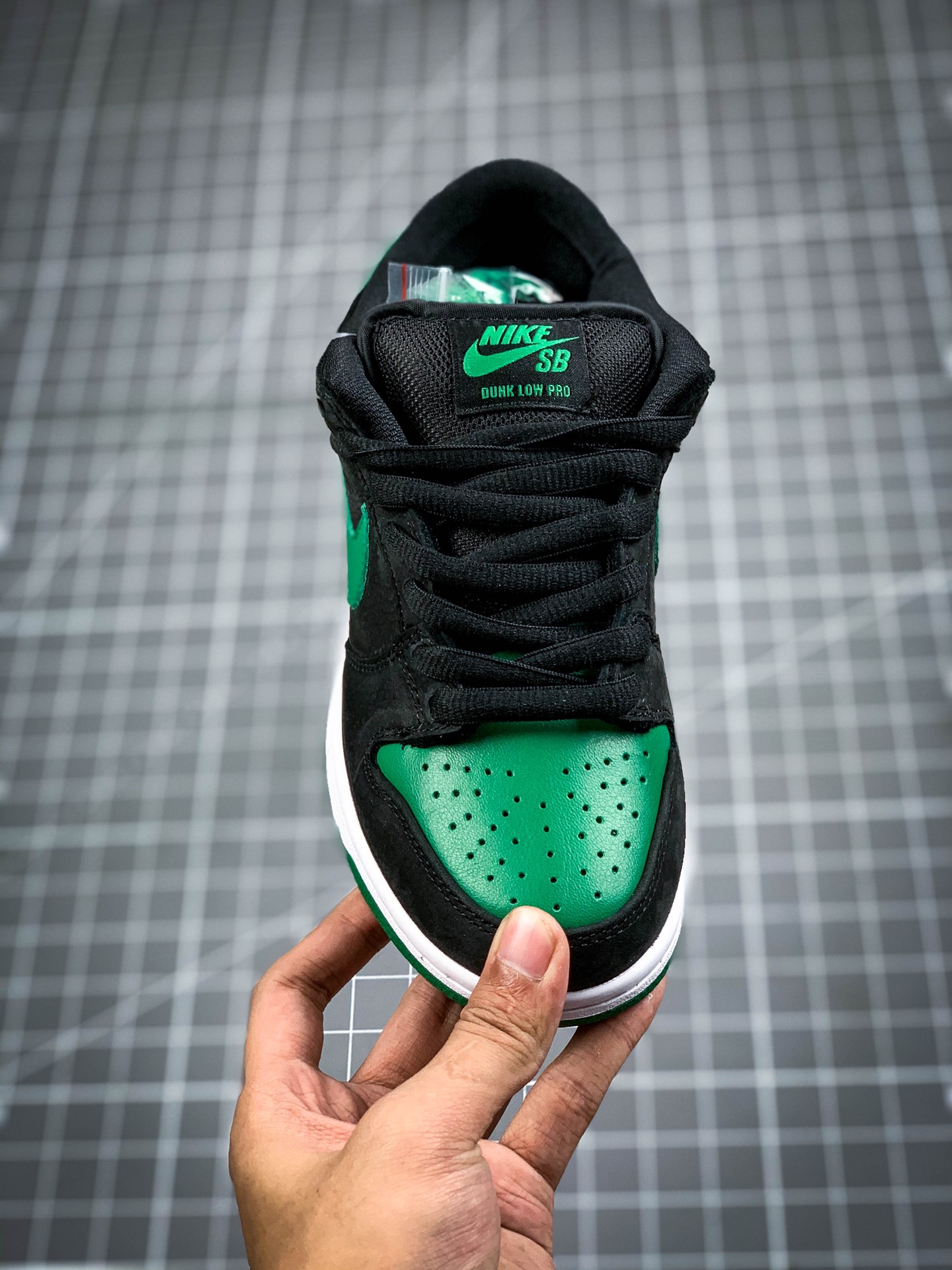 300 黑绿 头层牛皮 原装系列 NIKE SB DUNK LOW PRO 扣篮系列复古低帮休闲运动滑板板鞋  BQ6817-258