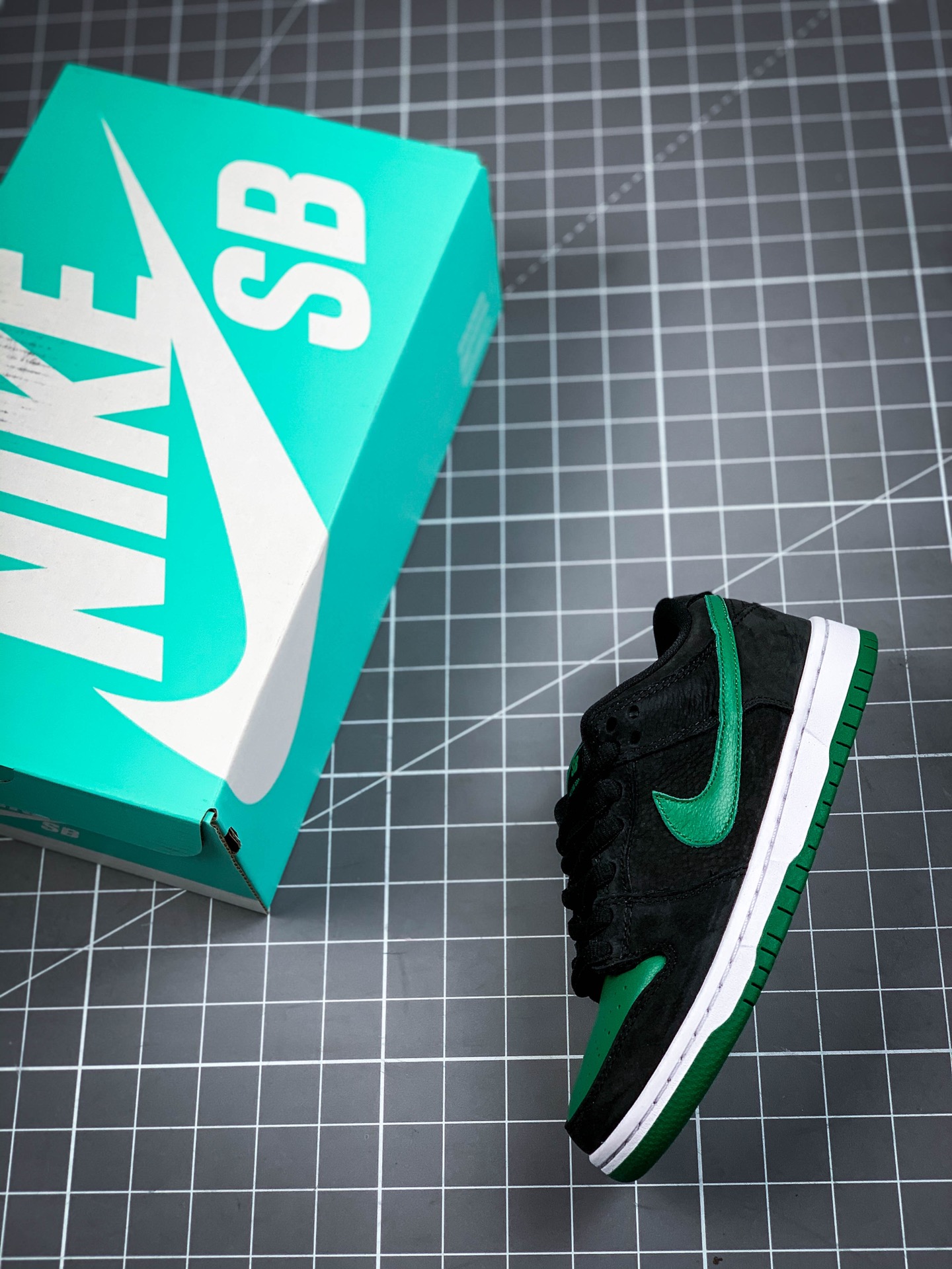 300 黑绿 头层牛皮 原装系列 NIKE SB DUNK LOW PRO 扣篮系列复古低帮休闲运动滑板板鞋  BQ6817-258