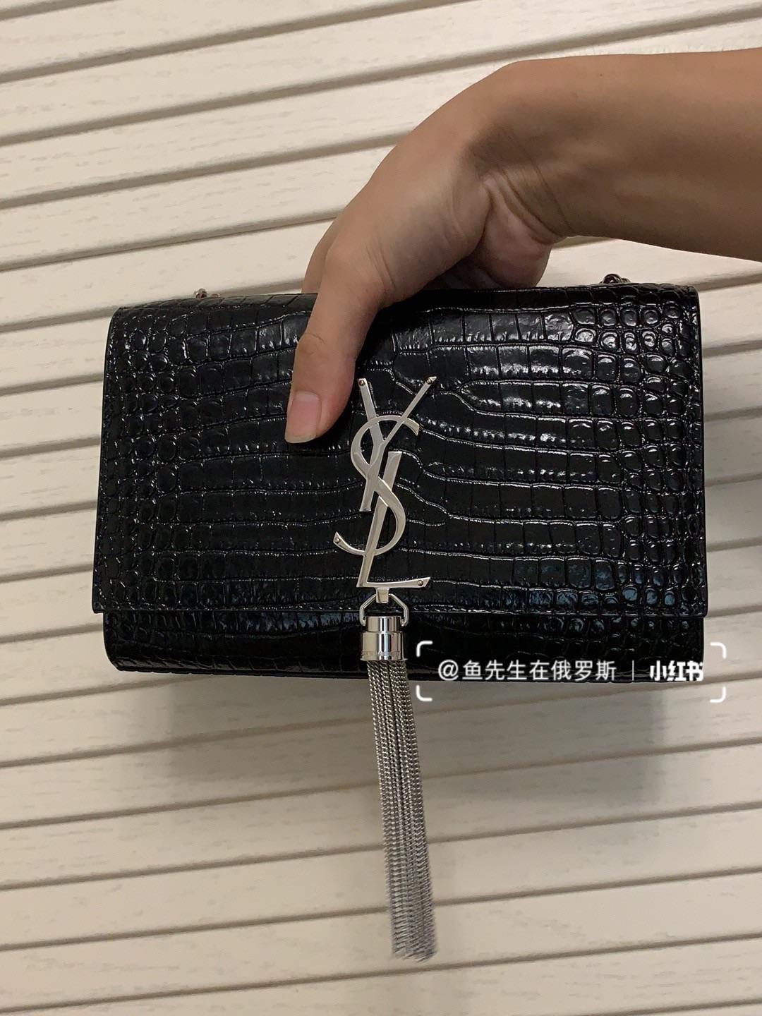 YSL 𝐊𝐚𝐭𝐞 20𝐜𝐦 鳄鱼纹流苏链条包 474366黑色/银扣