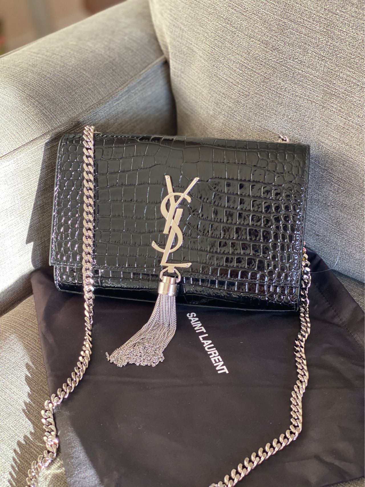 YSL 𝐊𝐚𝐭𝐞 20𝐜𝐦 鳄鱼纹流苏链条包 474366黑色/银扣