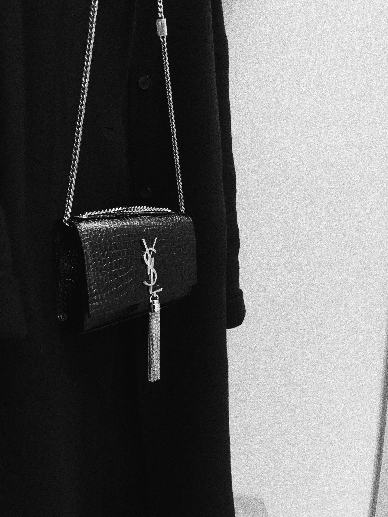 YSL 𝐊𝐚𝐭𝐞 20𝐜𝐦 鳄鱼纹流苏链条包 474366黑色/银扣