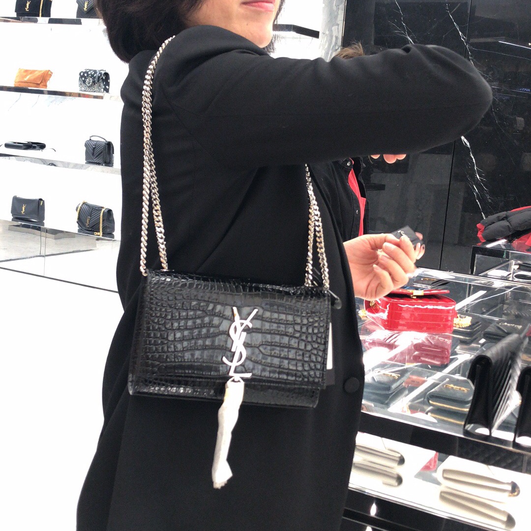 YSL 𝐊𝐚𝐭𝐞 20𝐜𝐦 鳄鱼纹流苏链条包 474366黑色/银扣