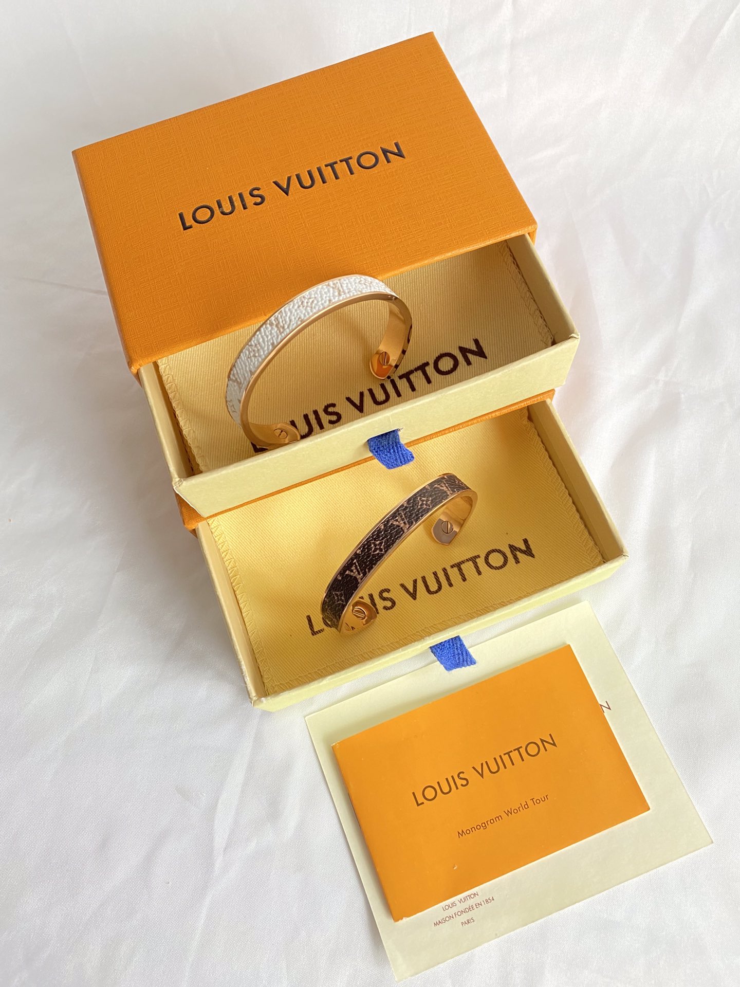 NO:102079,Lv new bracelet C-shaped open bracelet brown leather white leather rose gold gold original logo Seiko quality spot supply, Lv bracelet, louis vuitton, bracelet, bracelet, gold19860909Lv新款手环 C型开口手镯 棕皮 白皮 玫瑰金 黄金 原版logo 精工品质 现货供应,Lv手链,louis vuitton,bracelet,bracelet,gold,Jewelry