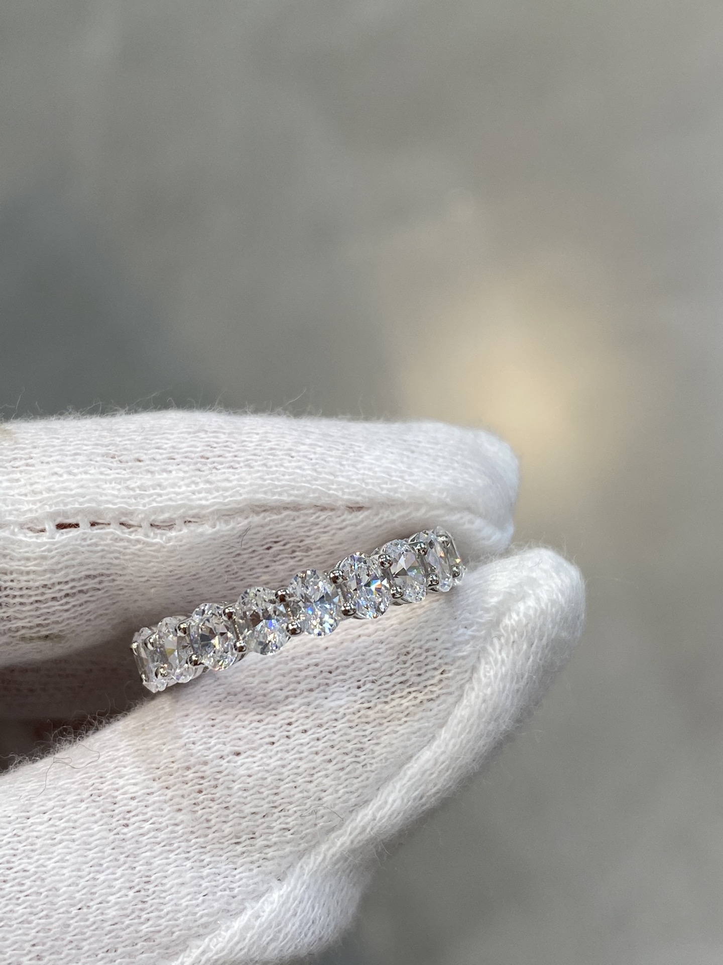 NO:633120,Oval diamond ring, this diamond ring is so popular!  The hw version is long-lasting. Even though it is an accessory ring, it is more expensive to make than the main ring!  Setting a row of diamonds is much more time-consuming than setting a single stone!  The oval shape is very gentle. We use high-grade imported silicon-titanium first-class diamonds, which are clear and translucent. Diamond-cut, the fire is unmatched!  Each one is about 23 cents. Luxurious wedding rings come with rings. Because the diamonds are relatively large, we tried to reduce the thickness of the rings to increase wearing comfort and not irritate your hands!  !  It’s very gentle and princess-like to use ~ Specifications: US size 6-8# 88220, ring, high-end Cartier jewelry19860909椭圆排钻戒指,这个排钻戒指太火爆啦！hw的版型,经久不衰, 别看它是附戒,做起来比主戒还要贵哦！镶嵌一排钻比镶嵌单颗耗时多了！椭圆形非常温柔,我们采用高级进口硅钛料一级钻,清澈透亮,钻石切割,火彩无敌了！每颗约23分奢华婚戒附戒,因为钻比较大,我们尽量缩小了戒指的厚度增加佩戴舒适度,不硌手哦！！上手很温柔很公主～ 规格美码6-8# 88220,,ring,卡迪亚高端饰品,Jewelry