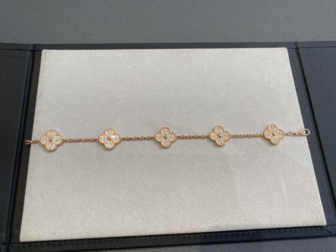NO:631073,Z 180000. Be sure to buy jewelry developed by Z. Z buys single flower full diamond and 5 flower natural stone bracelets. This 5 flower full diamond bracelet can be made accurately. This 5 flower full diamond bracelet can be customized with real gold and real diamonds. We only make the right version of Z goods. For large quantities, please consult the customer Fu VCA  The four-leaf clover bracelet with full diamonds and 5 flowers was finally released. The biggest difficulty was to challenge the four-leaf clover full of diamonds in the middle. It was huge and difficult to make. In the end, only by directly removing the four-leaf clover from the full-diamond necklace and laminating it, could it look like this.  Perfect overall and consistent effect. Look for this four-leaf clover with full diamonds. The edge beads are not completely round, and you can zoom in several times to see that apart from the diamonds, the wrinkled texture of the hardware inside is simply a work of art. The metal ball in the middle, and the launcher  The metal stripe is really the vein pattern on the back of the artwork. It can be called another work of art. Only by laminating it with Z can you achieve such three-dimensional and complete details. I strongly recommend that you buy all the versions on the market, including gold products. I have been researching this for more than a year just to create this effect and taste [Han Xiao] [Han Xiao] If you like it, don’t miss 88300, necklace, bracelet, Cardia high-end jewelry.19860909Z 180000,认准真正购入珠宝类Z开发的,Z购入单花满钻,5花天然石手链,可准确做出来这个5花满钻手链可订做真金真钻版,只做对版Z货,量大咨询客Fu VCA 满钻5花四叶草手链,终于完美出炉了最大的难度在于挑战中间这颗满钻的四叶草了巨巨巨难做,最后,只有把满钻的项链四叶草直接拆了Z去压膜,才能出来这么完美整体的一致Z的效果认准Z满钻的这颗四叶草,边珠不是完全正圆的,而且放大数倍看除了钻,里边的五金皱褶纹路,简直堪称艺术品,中间的金属球,还有发射的金属条纹,真心就是艺术品背面的树脉纹路,堪称又一艺术品,只有拿Z去压膜,才能做到细节这么的立体完整强烈建议宝们一定要K市面所有的版本,包括金货,这个足足研究了一年多,就为了做出来这个效果这个味道[憨笑][憨笑]喜欢的千万别错过88300,,necklace,bracelet,卡迪亚高端饰品,Jewelry