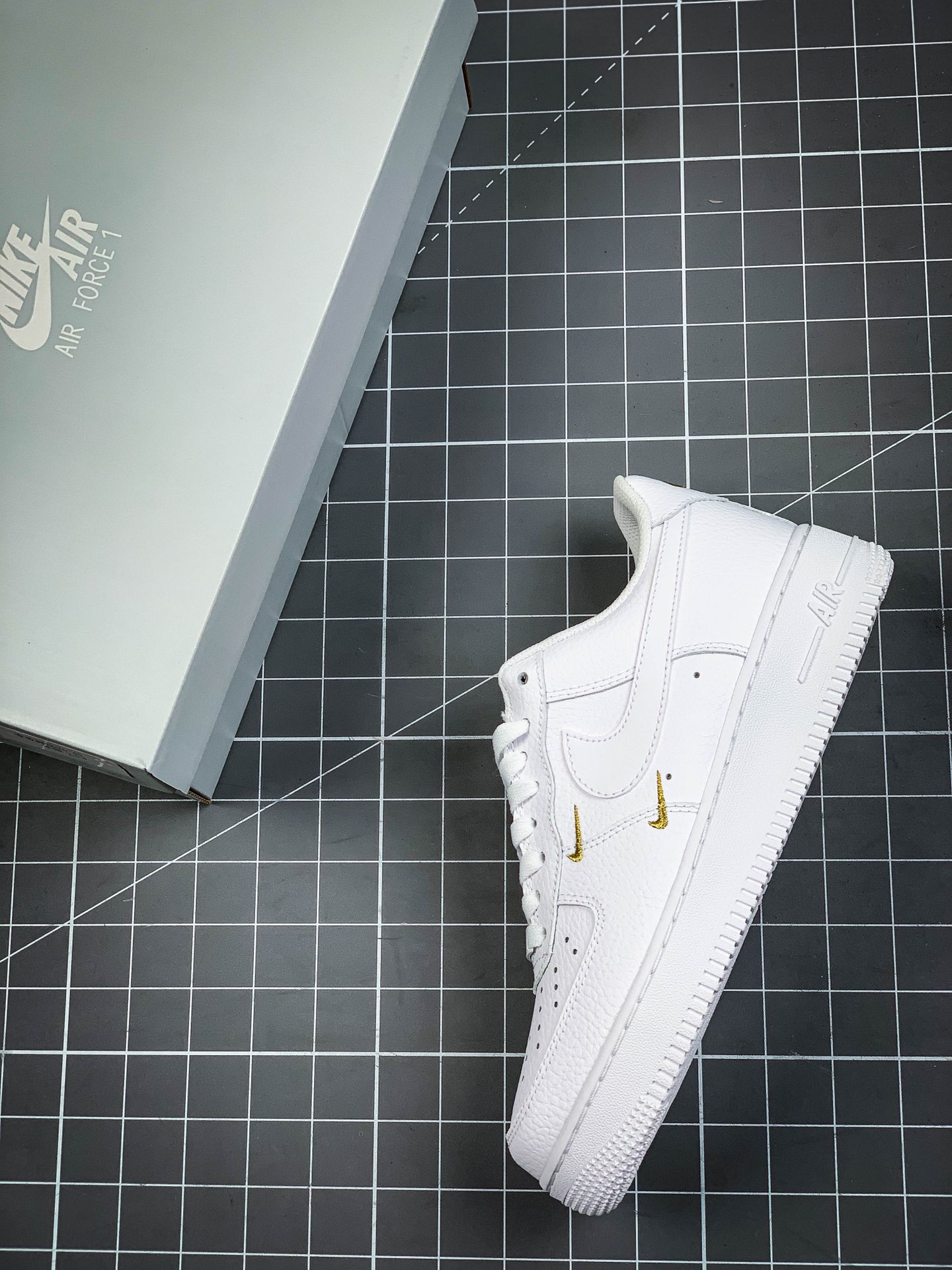 200 Wmns Air Force 1' 07 LX”Chrome Swooshes White”空军一号经典低帮百搭休闲运动板鞋“皮革白小金四钩”CT1989-100