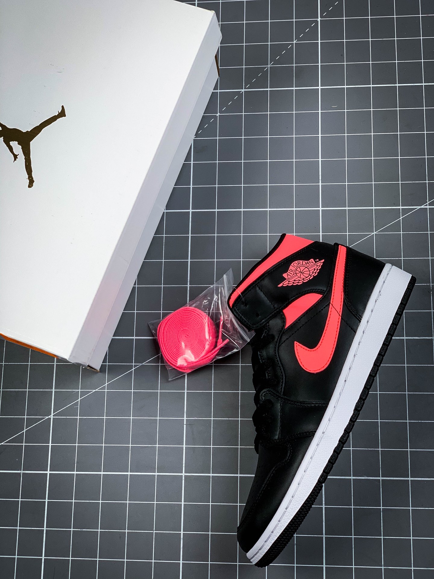 240 NIKE Air Jordan 1 Mid Retro”Laser Orange”AJ1乔丹一代中帮经典复古文化休闲运动篮球鞋 BQ6472-004