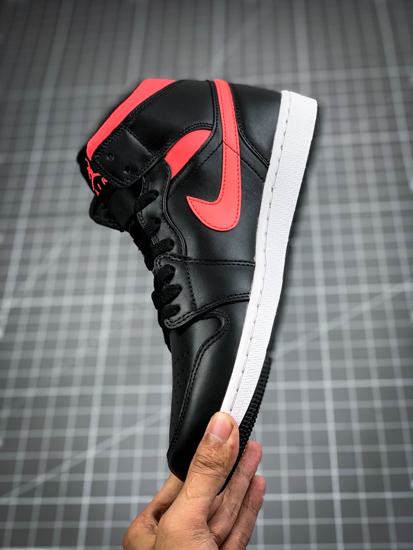 240 NIKE Air Jordan 1 Mid Retro”Laser Orange”AJ1乔丹一代中帮经典复古文化休闲运动篮球鞋 BQ6472-004