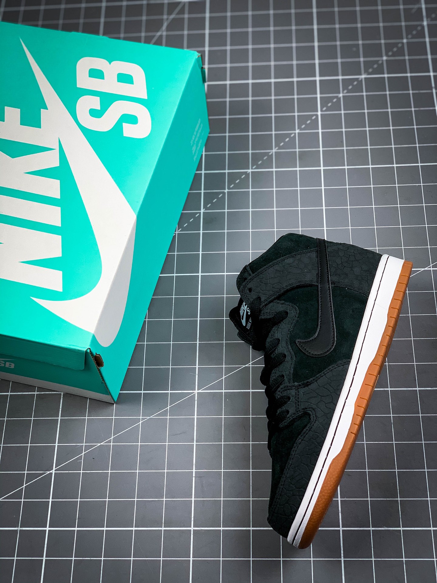 260  NIKE DUNK HIGH PRO SB 313171-065
