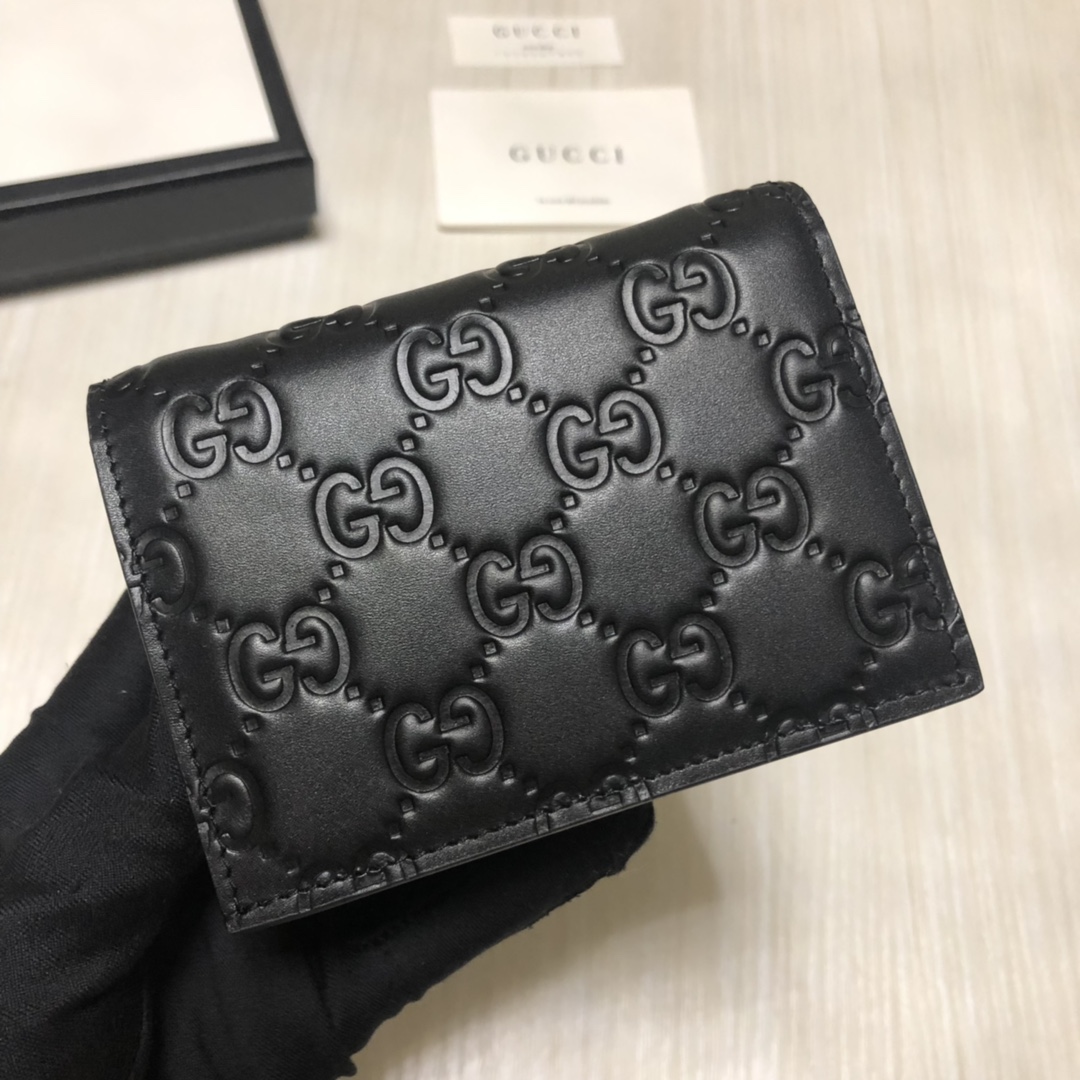 采用进口牛皮热压印花精制而成的小卡夹，再饰以新颖GG五金，小身材大容量，既实用又时尚。实物拍摄。款号： 