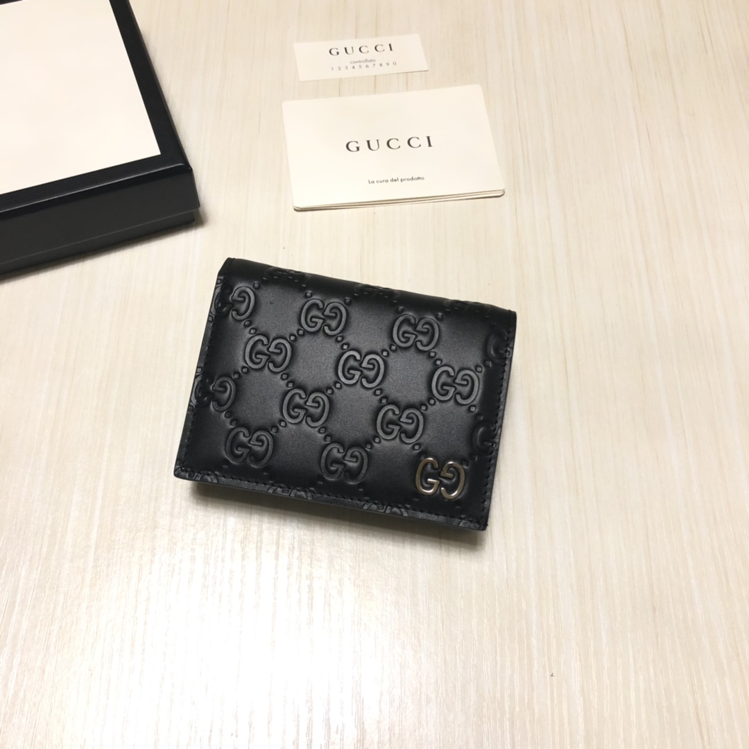 采用进口牛皮热压印花精制而成的小卡夹，再饰以新颖GG五金，小身材大容量，既实用又时尚。实物拍摄。款号： 