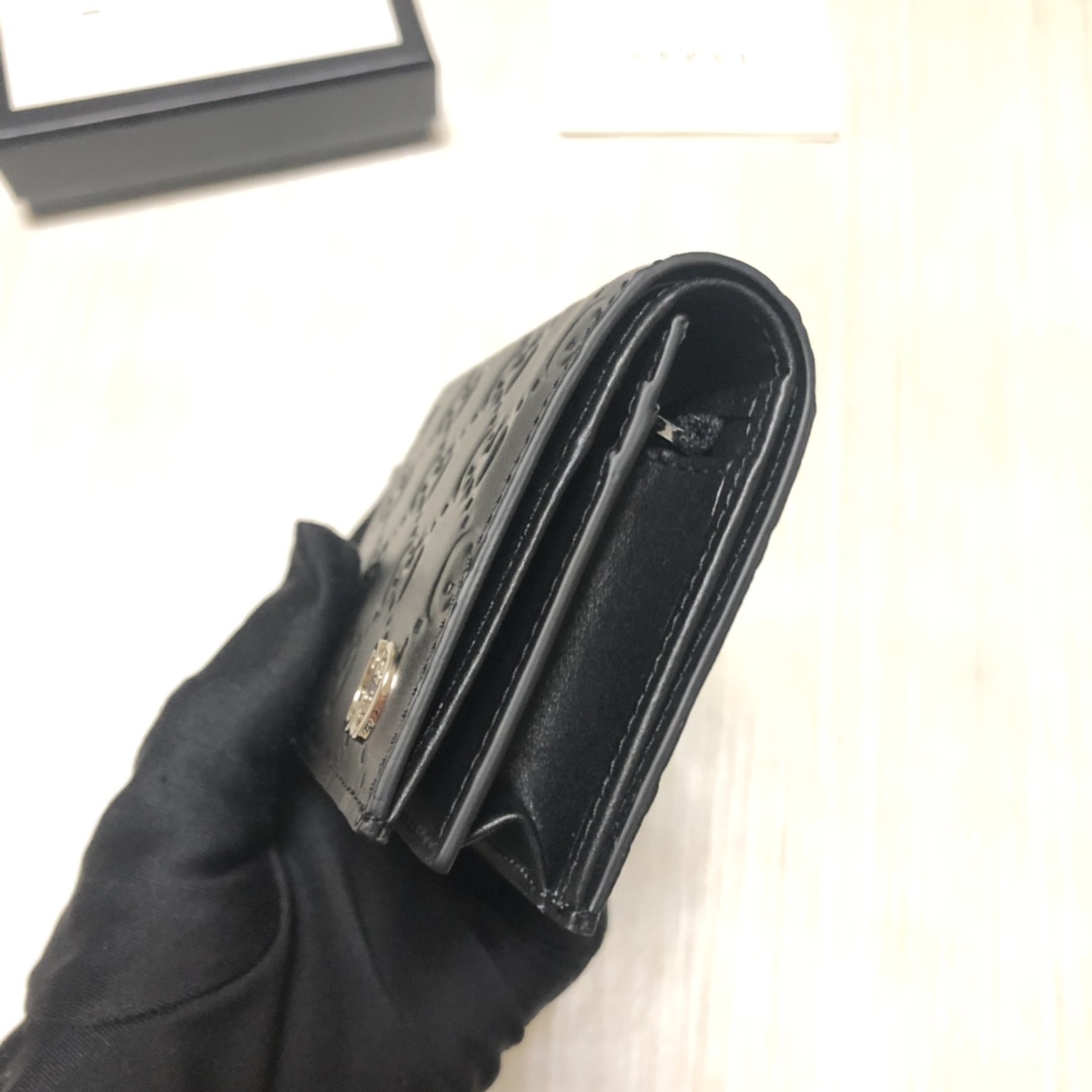 采用进口牛皮热压印花精制而成的小卡夹，再饰以新颖GG五金，小身材大容量，既实用又时尚。实物拍摄。款号： 